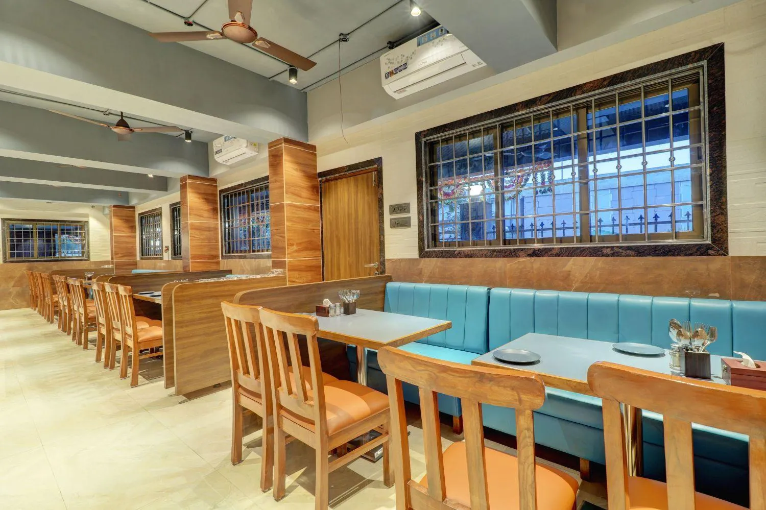 Restaurant/places to eat in Hotel Flysky Rooms & Banquets