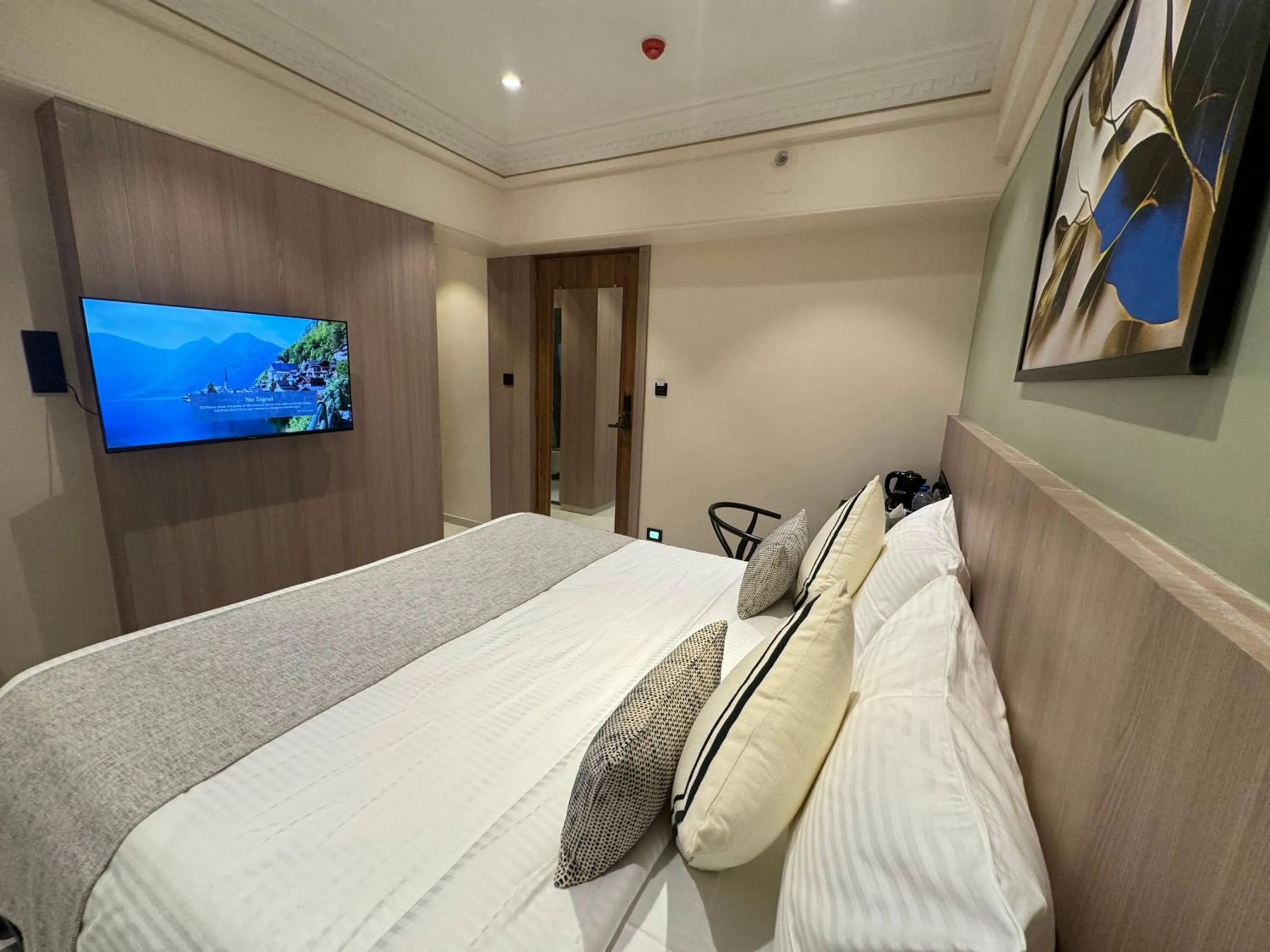 Bedroom, Bed in Hotel Mumbai House, Valnai Malad