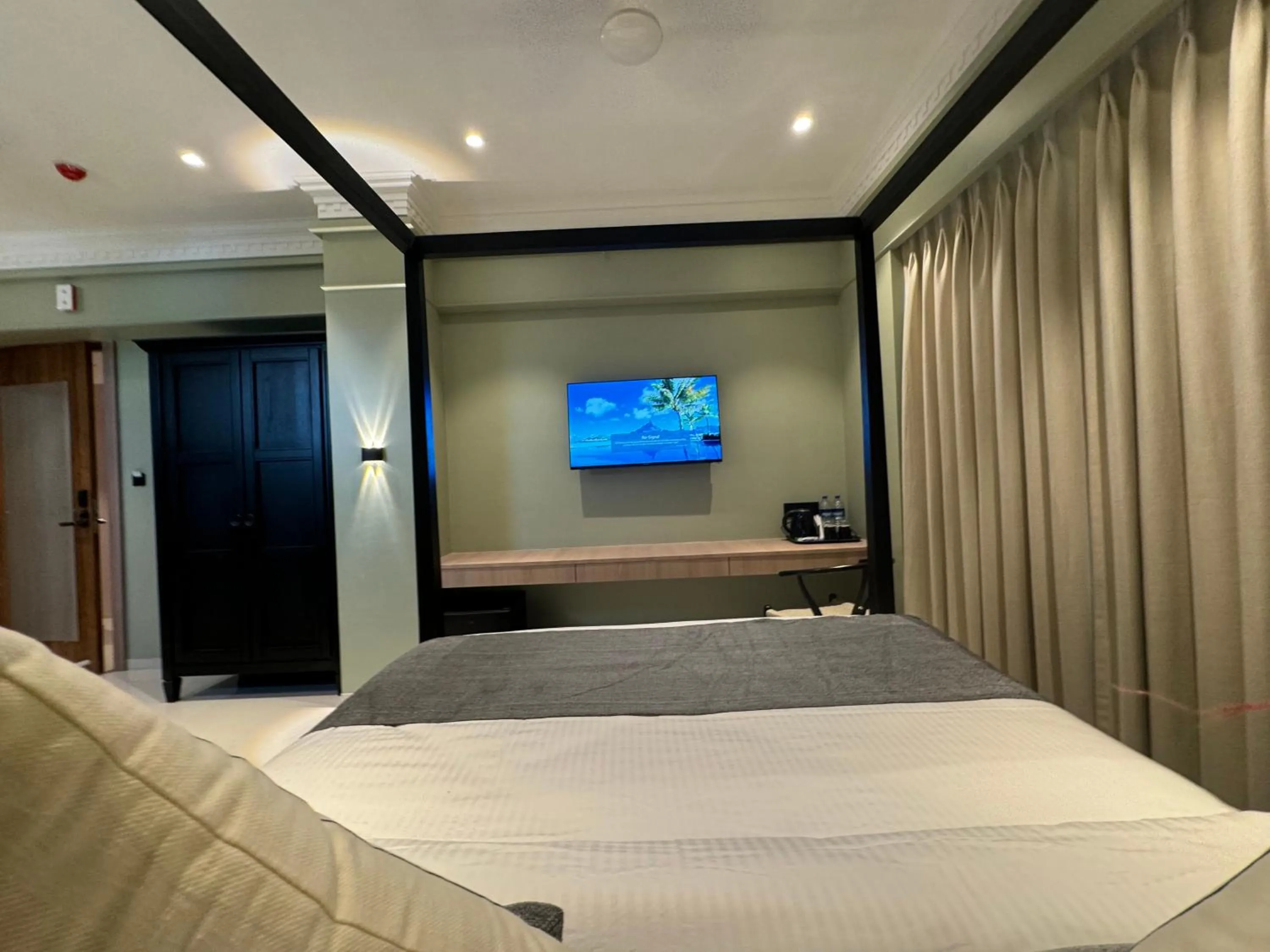 TV and multimedia, Bed in Hotel Mumbai House, Valnai Malad