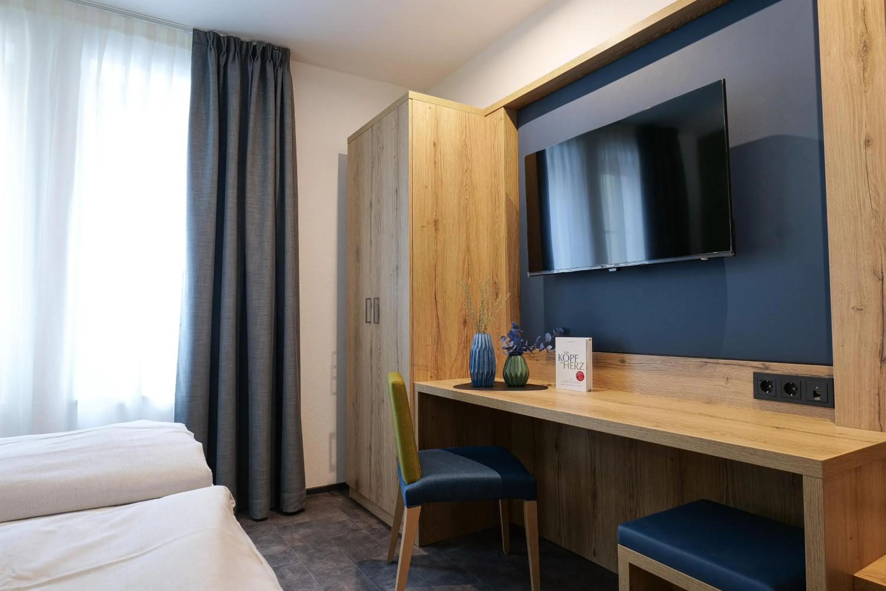 TV and multimedia, Bed in Reos Hotel Isny