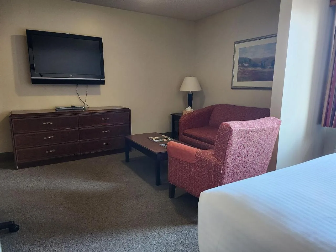 Living room, Bed in Ashley Quarters Hotel Airport-Cincinnati