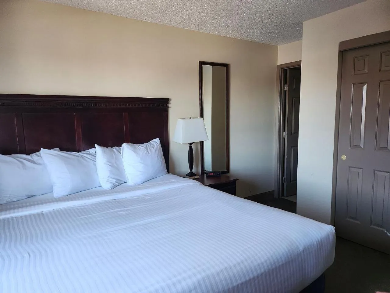 Bed in Ashley Quarters Hotel Airport-Cincinnati