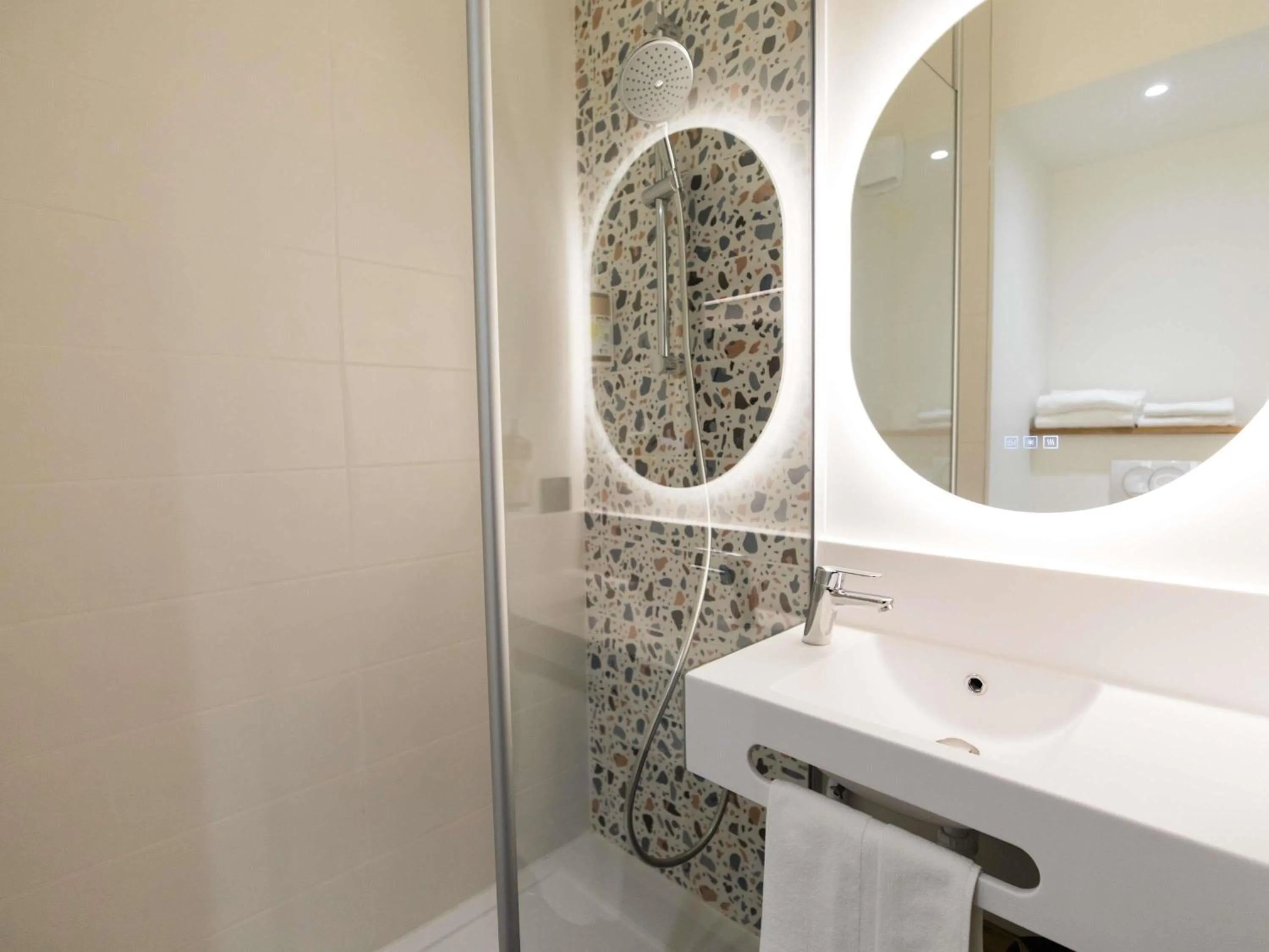 Bedroom in Greet Hotel Brest Aéroport