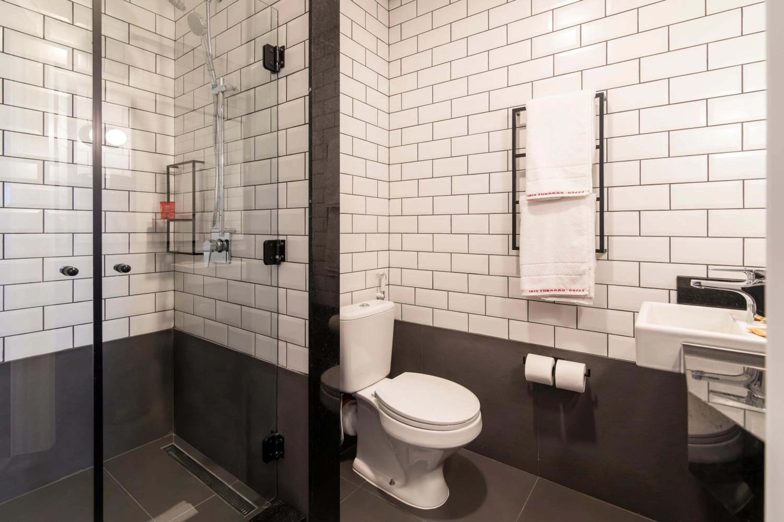 Bathroom in ibis Tubarão