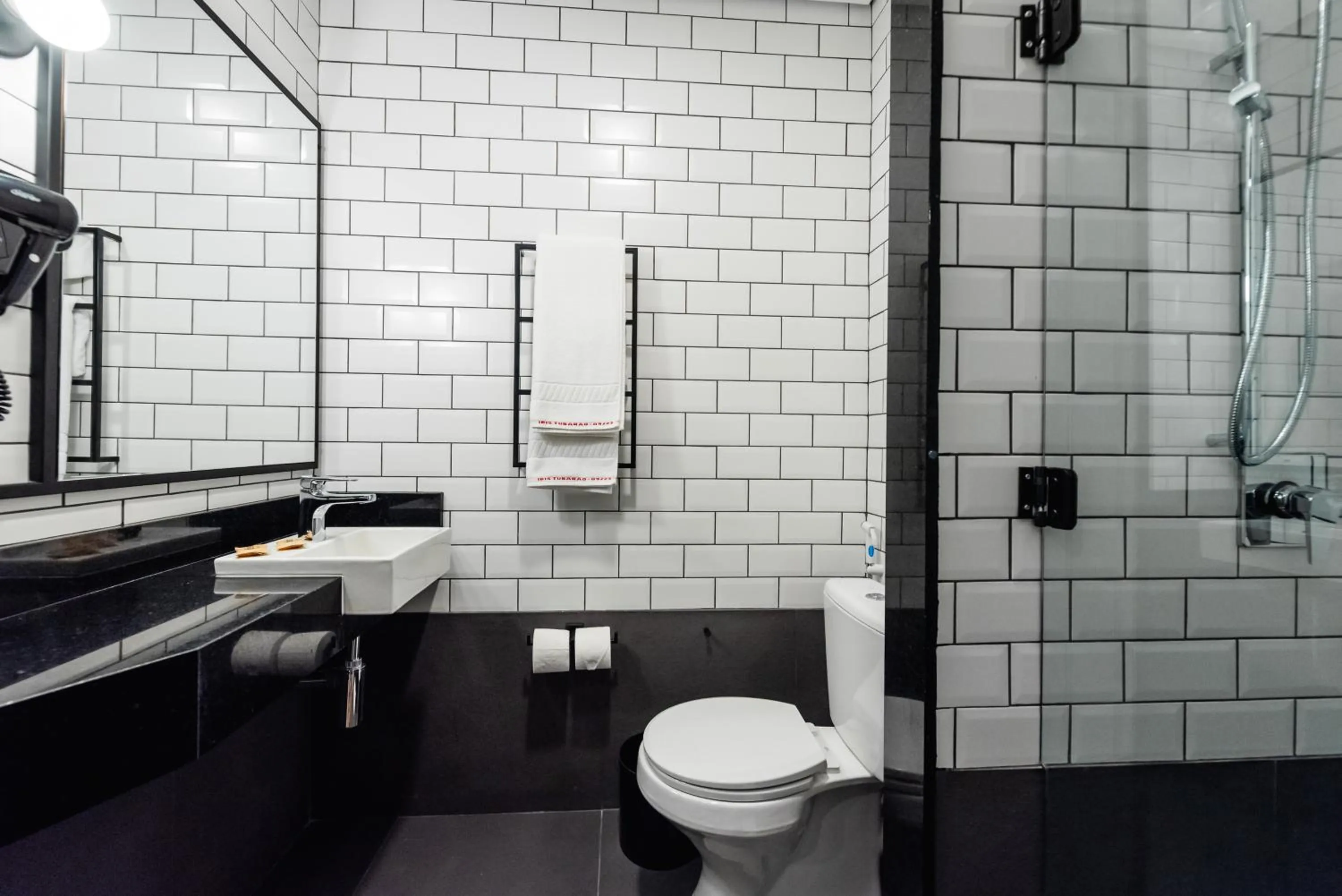 Shower in ibis Tubarão