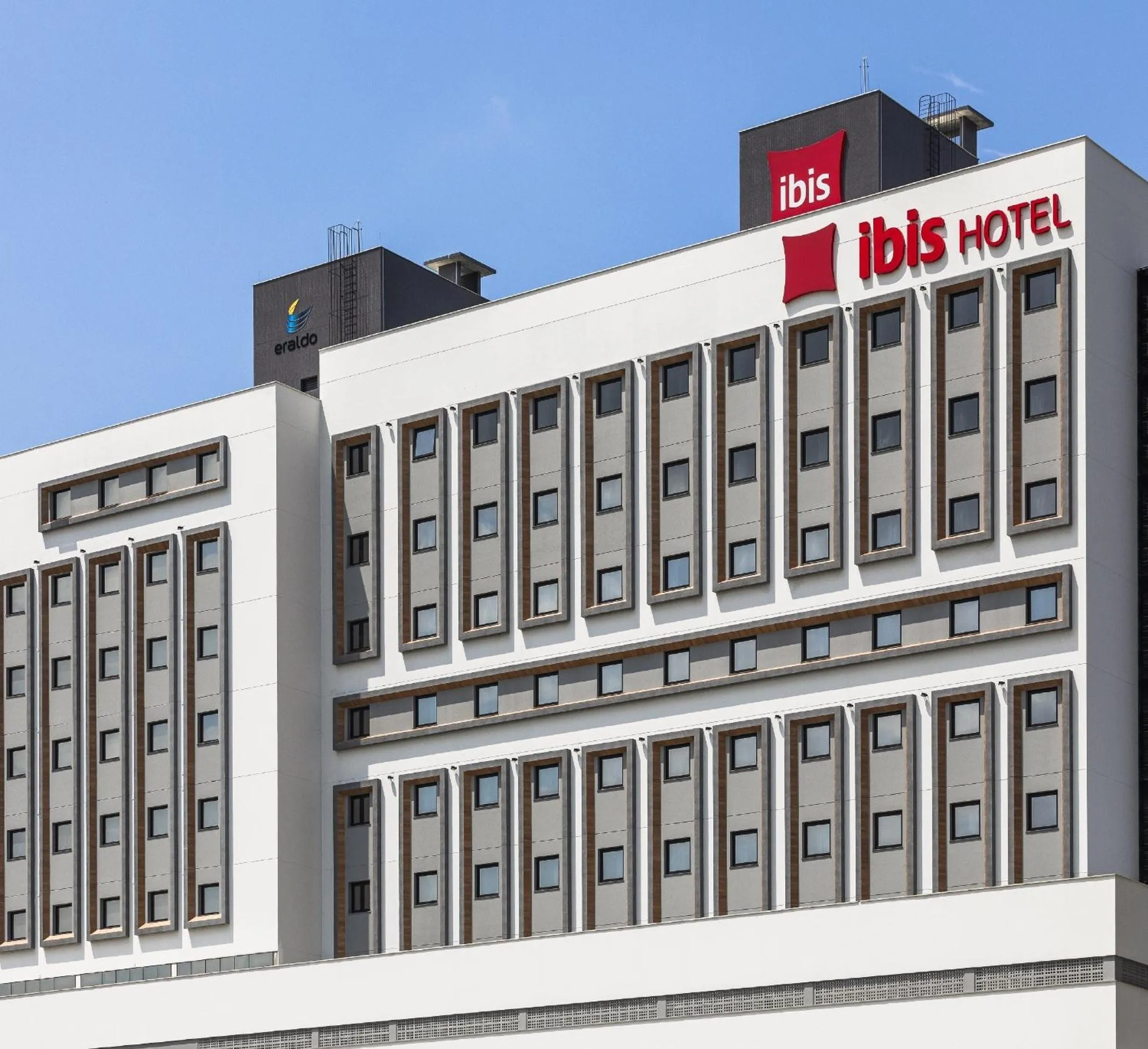 Facade/entrance in ibis Tubarão