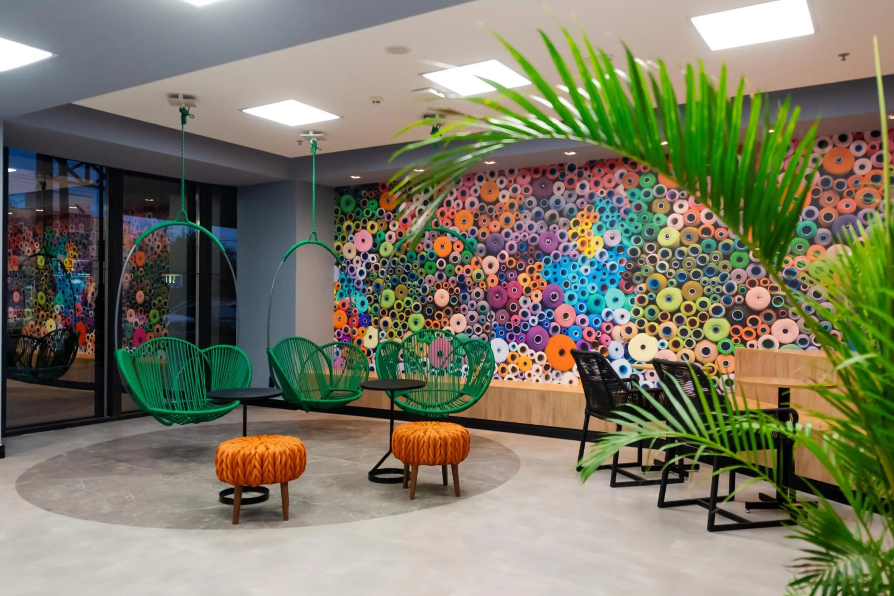Seating area in ibis Styles Goiânia Shopping Estação