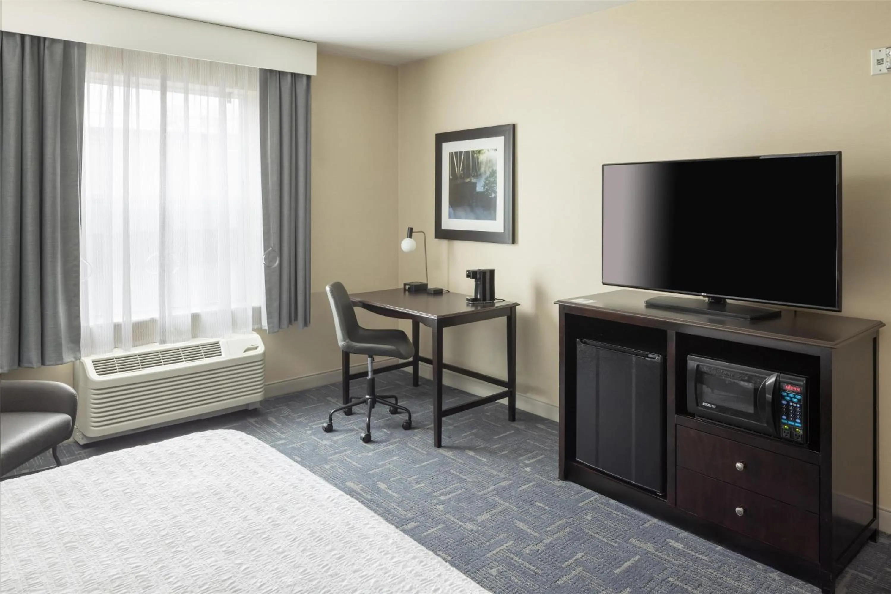 Bedroom, Bed in Hampton Inn Lewiston-Auburn