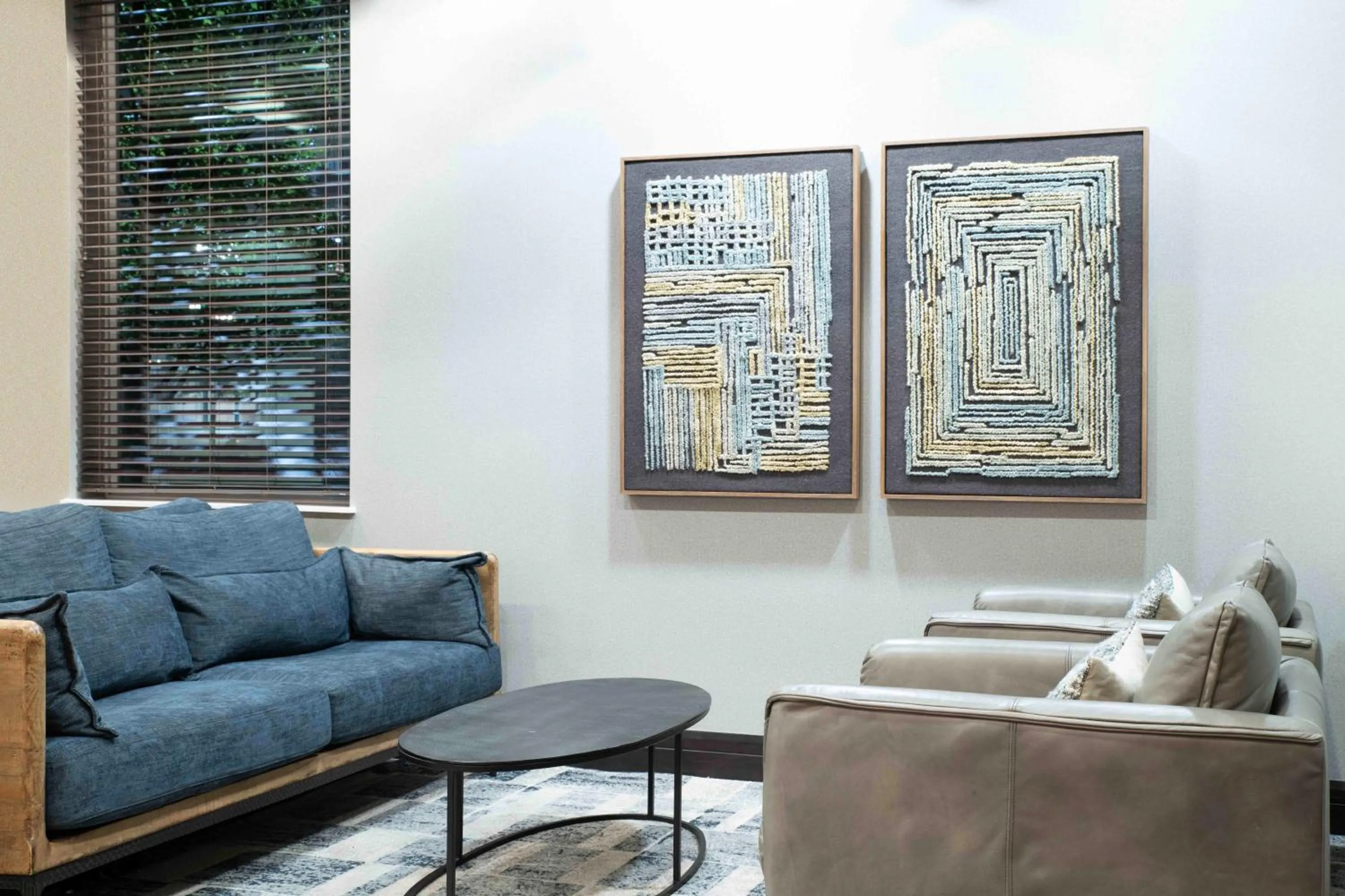 Seating area in Hampton Inn Lewiston-Auburn