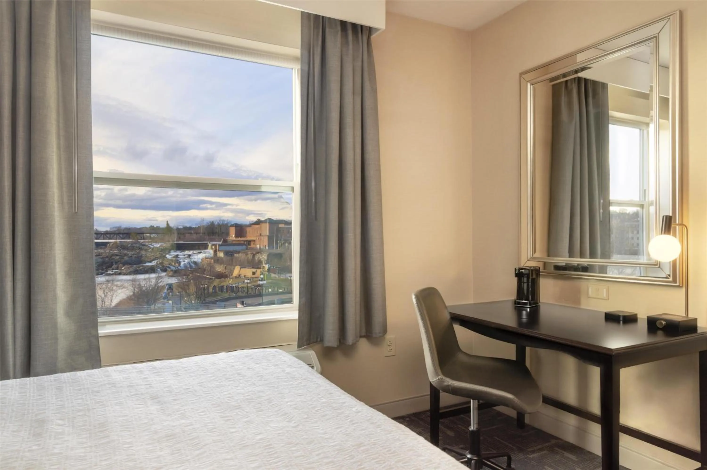 Bedroom, Bed in Hampton Inn Lewiston-Auburn