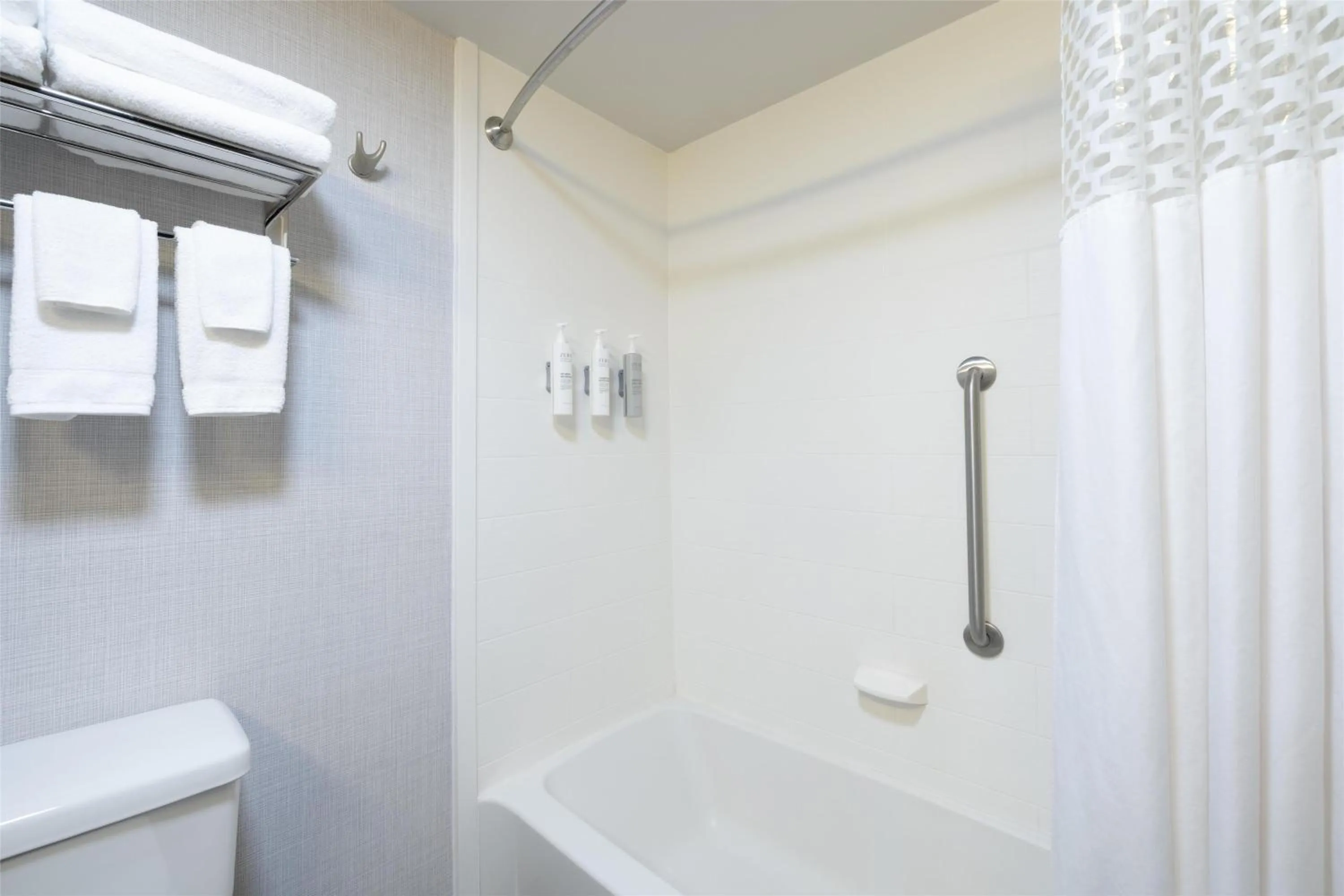 Bathroom in Hampton Inn Lewiston-Auburn