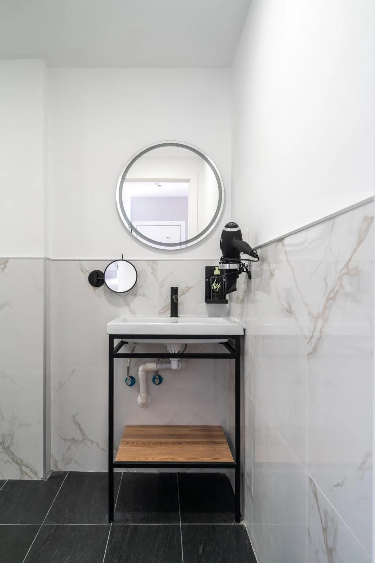 Bathroom in Limehome Porto Rua de Dom Manuel II