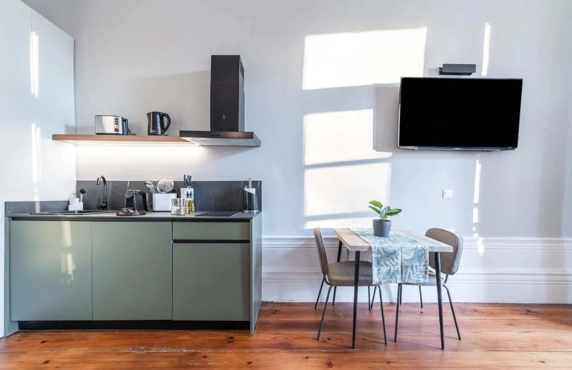 TV and multimedia in Limehome Porto Rua de Dom Manuel II