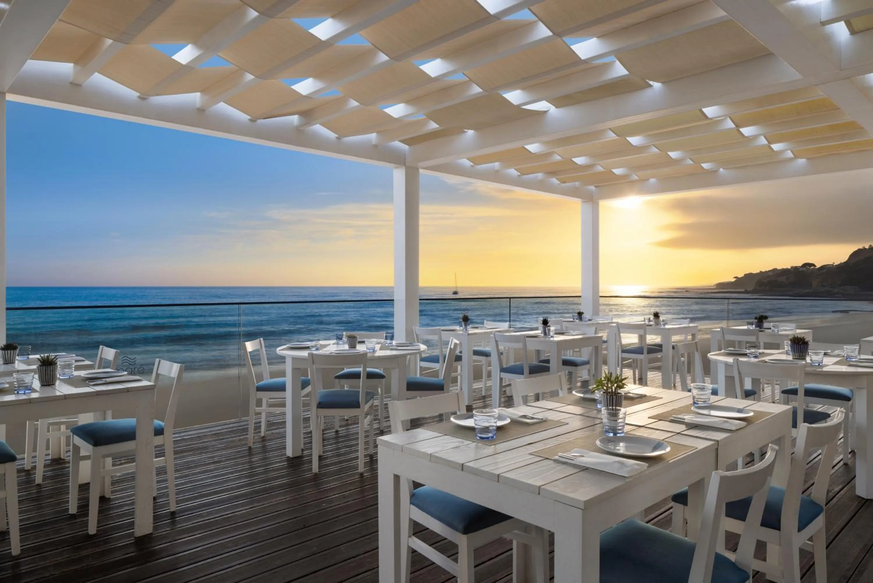 Restaurant/places to eat in Pine Cliffs Suites