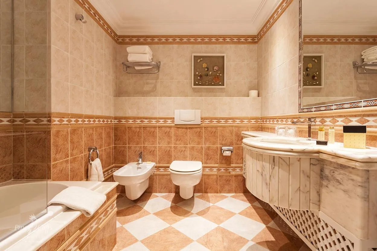 Bathroom in Pine Cliffs Suites