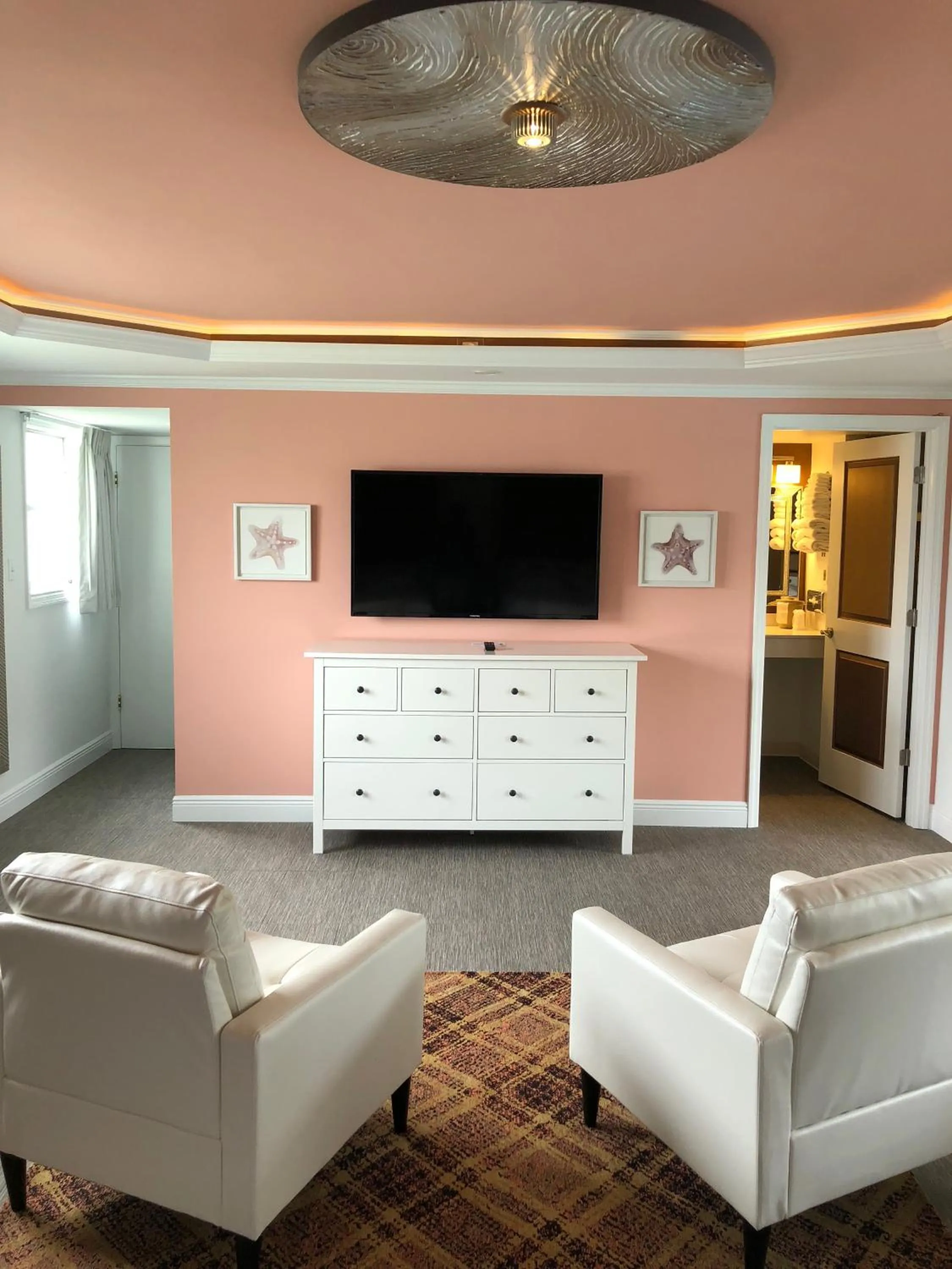 TV and multimedia in Island House Resort Hotel