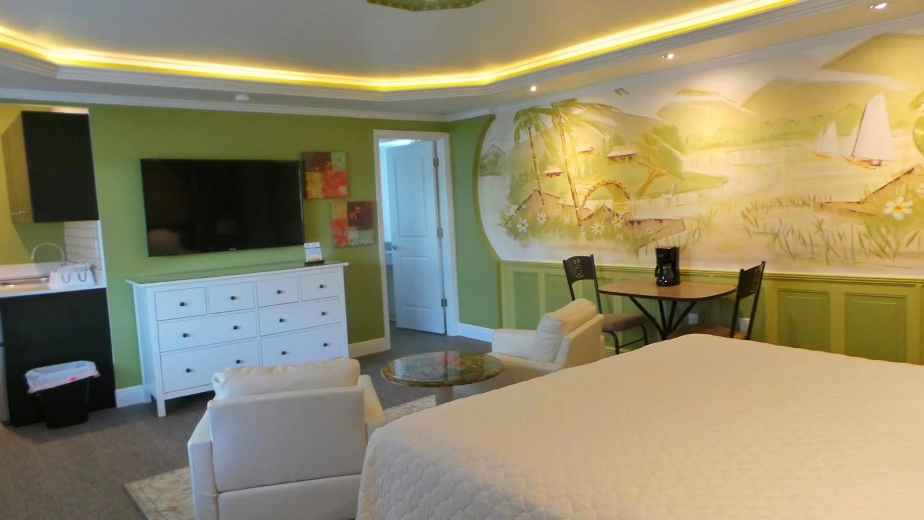 Photo of the whole room in Island House Resort Hotel