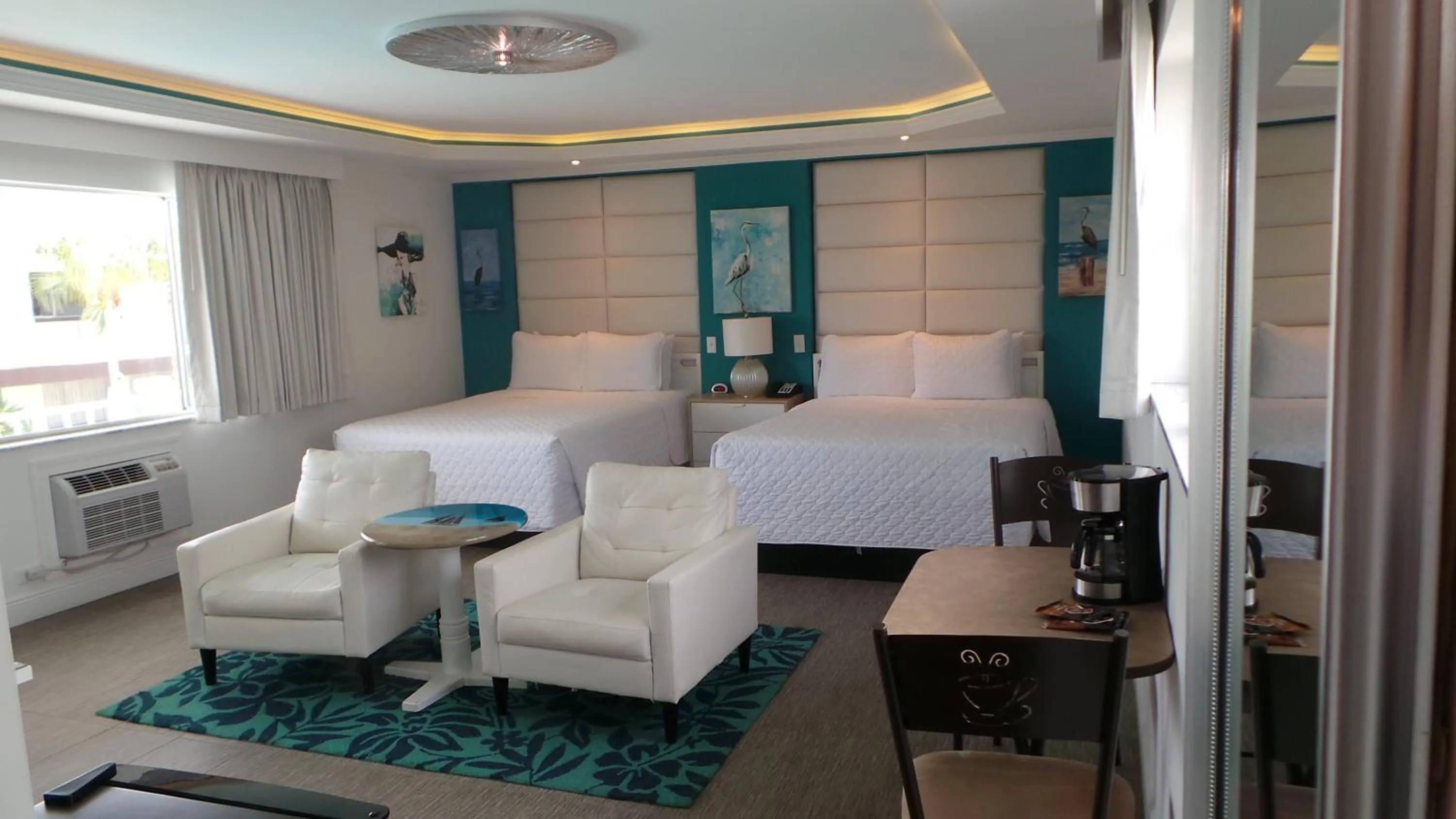 Photo of the whole room, Bed in Island House Resort Hotel