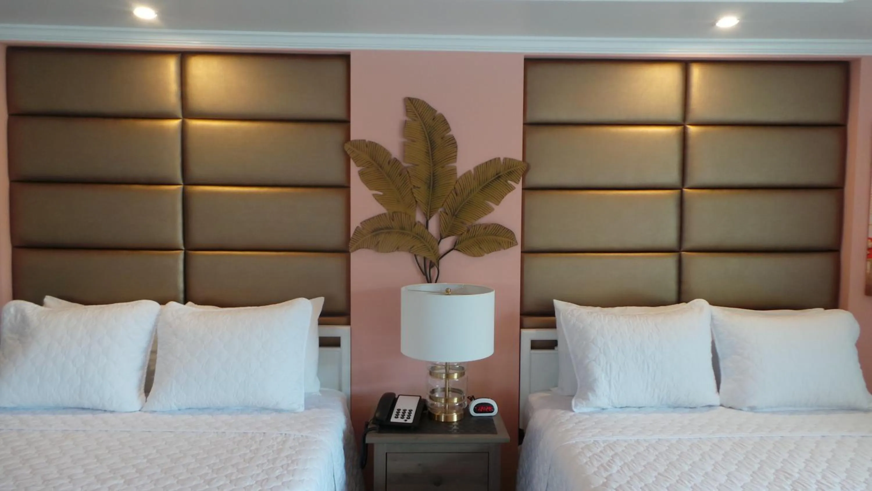 Bedroom, Bed in Island House Resort Hotel