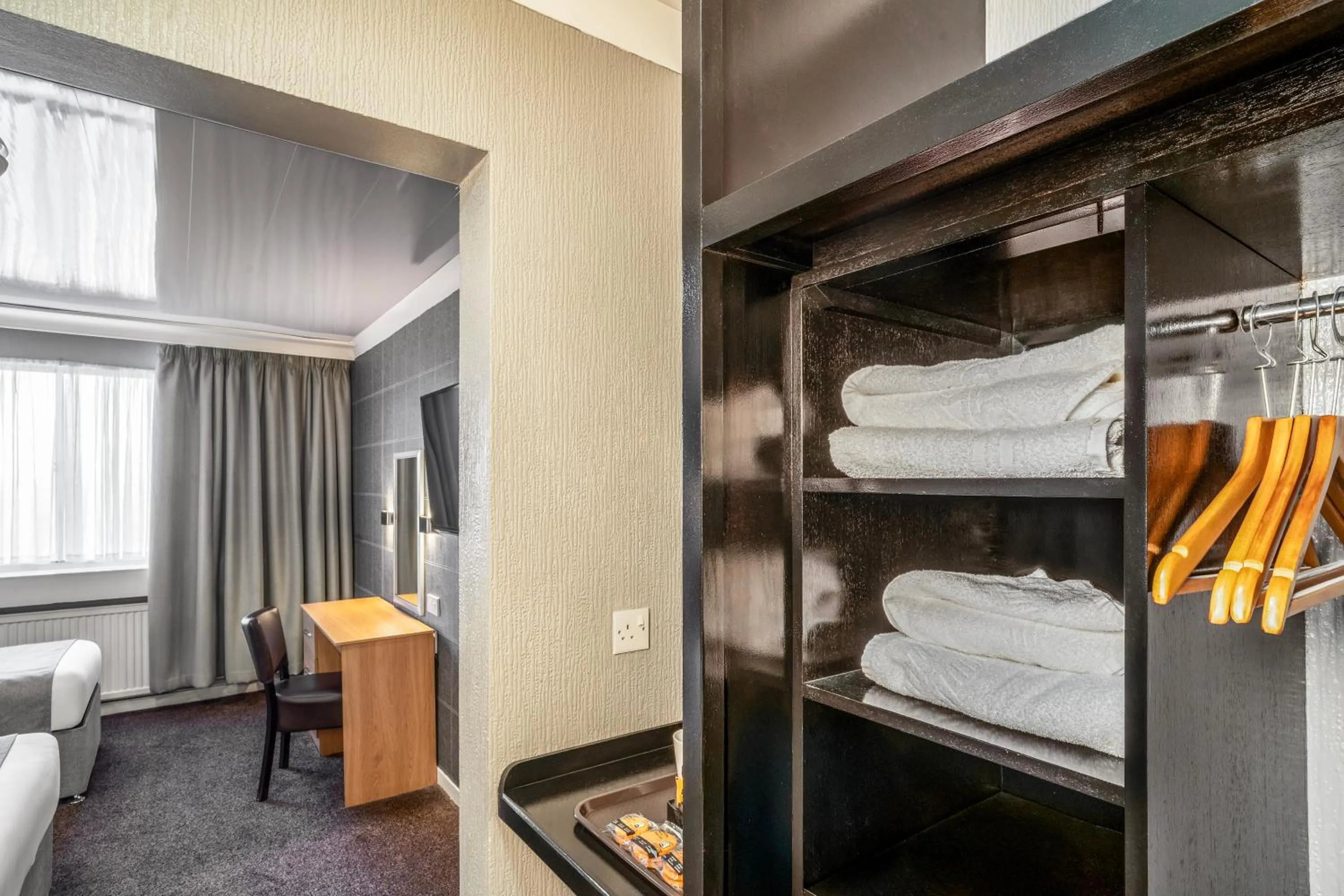 wardrobe, Bed in Airport Hotel Manchester