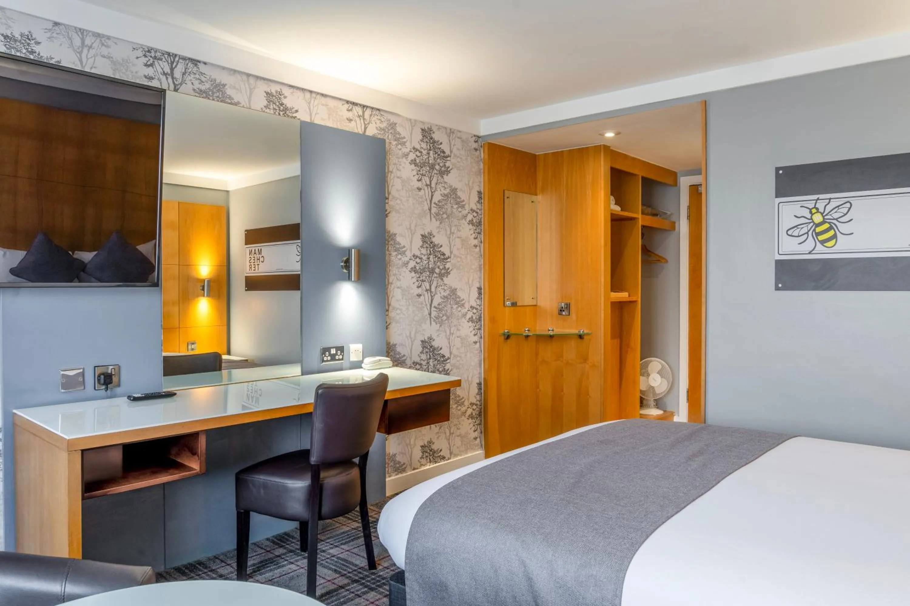 Bedroom, Bed in Airport Hotel Manchester