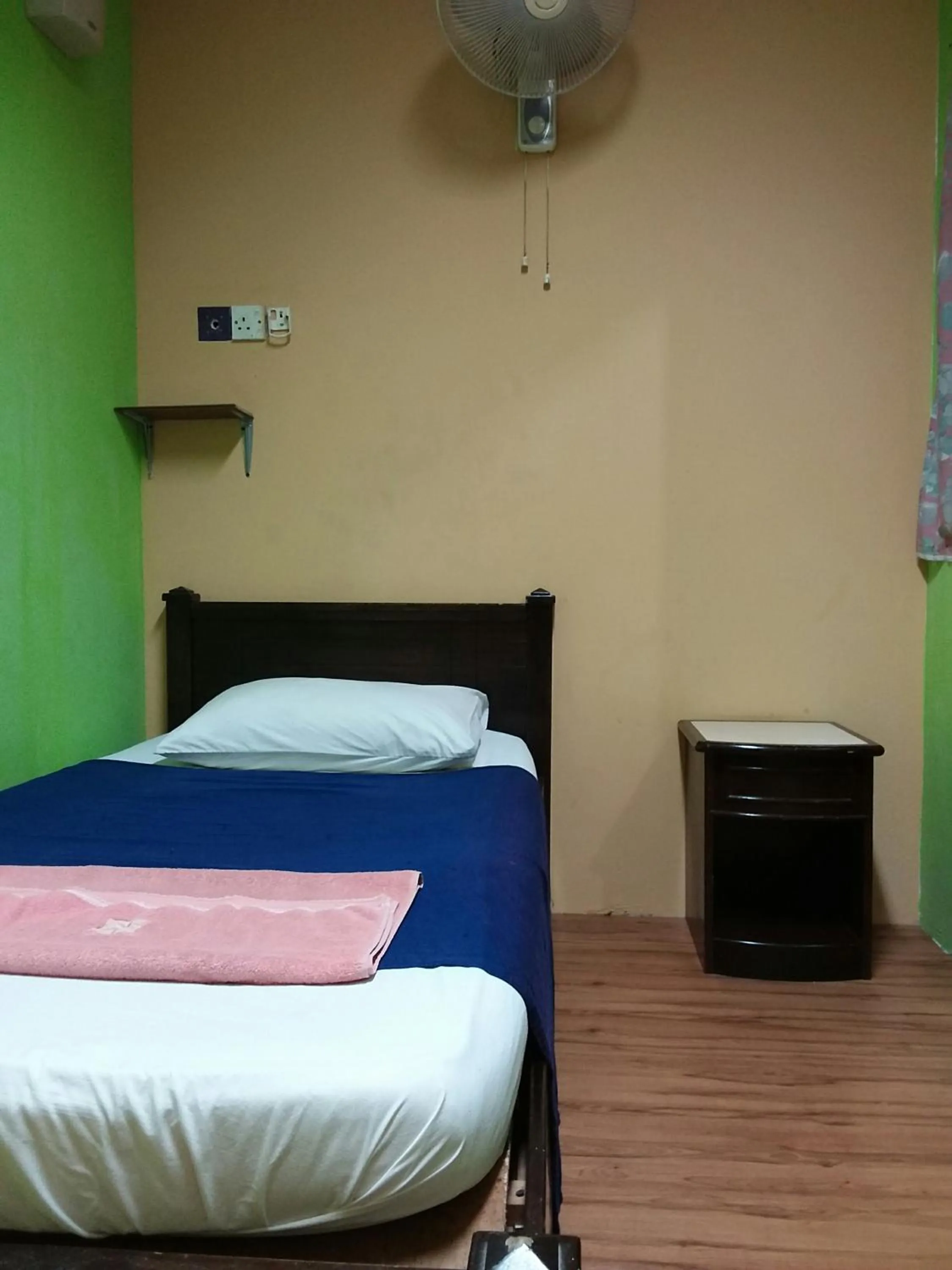 Bed in Oasis Guest House