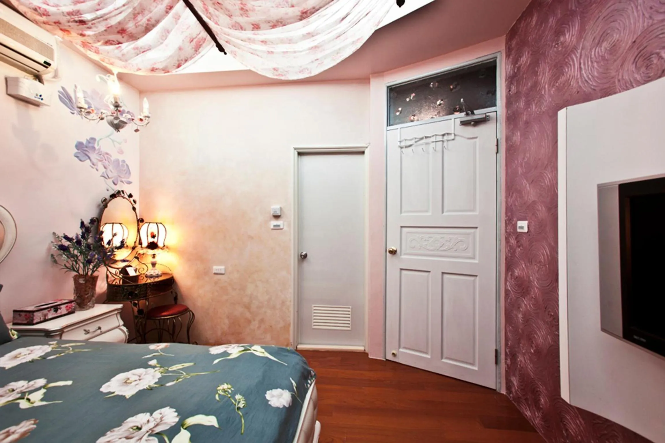 Photo of the whole room, Bed in 3D Sunflower Embossed B&B