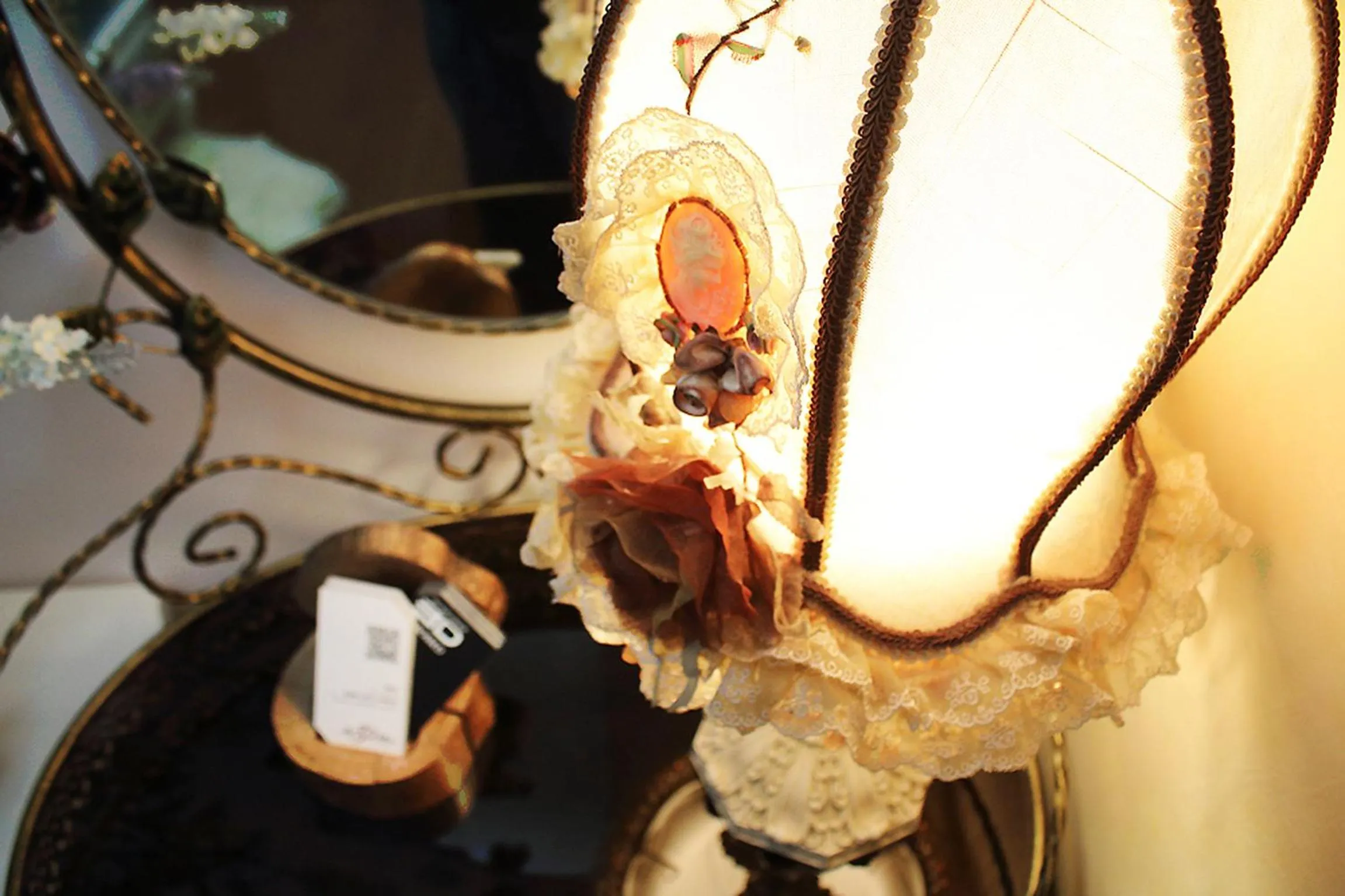 Decorative detail in 3D Sunflower Embossed B&B