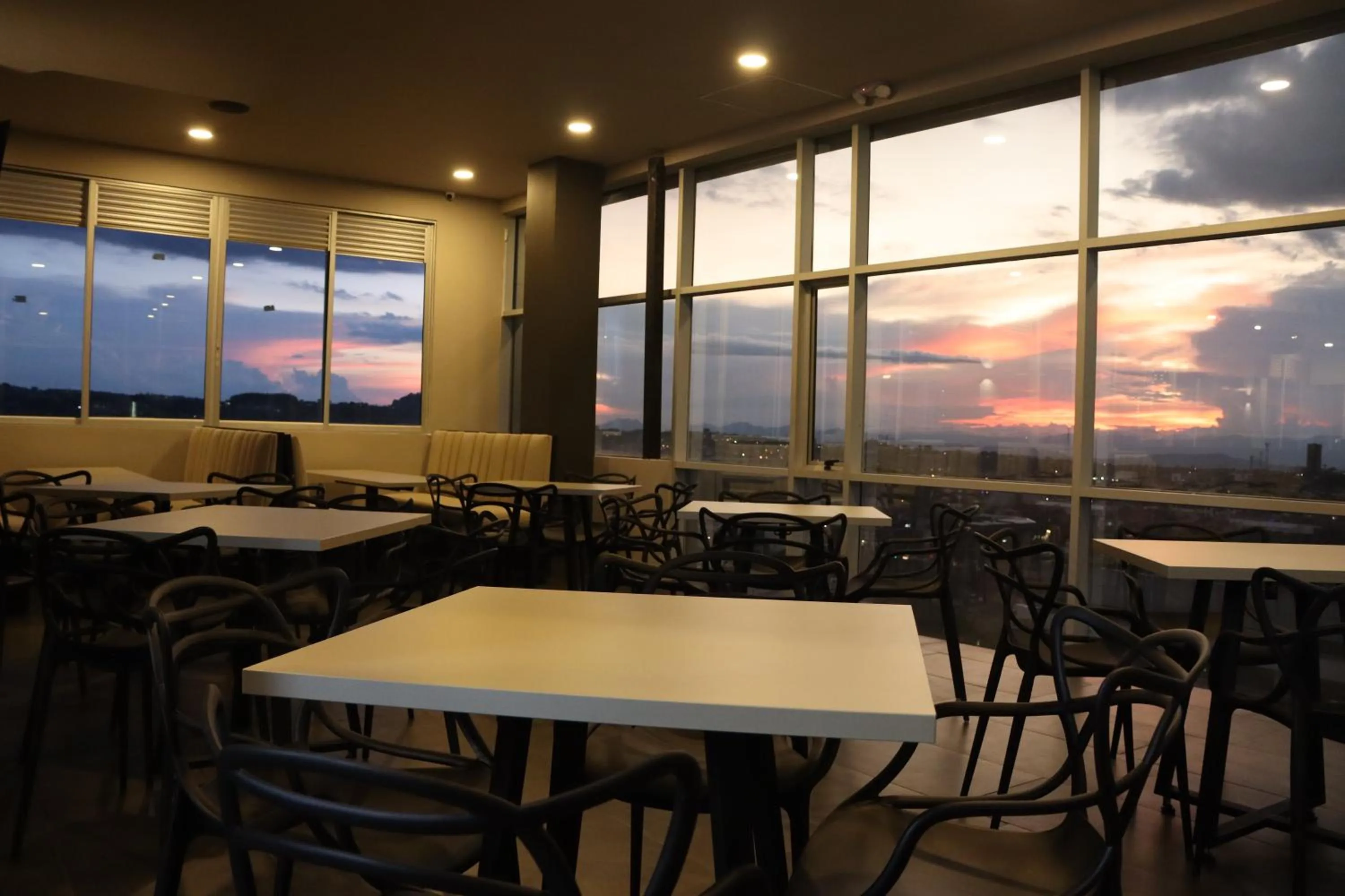 Restaurant/places to eat in Giluxe Hotel