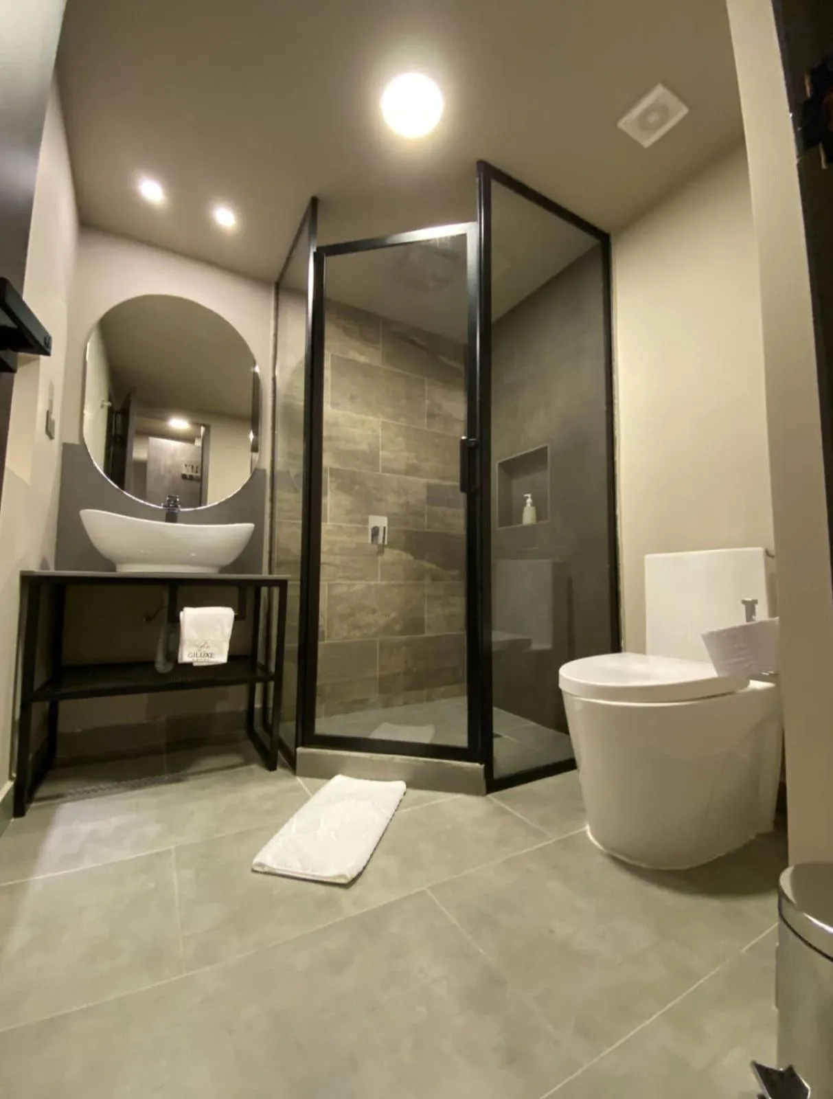 Shower in Giluxe Hotel