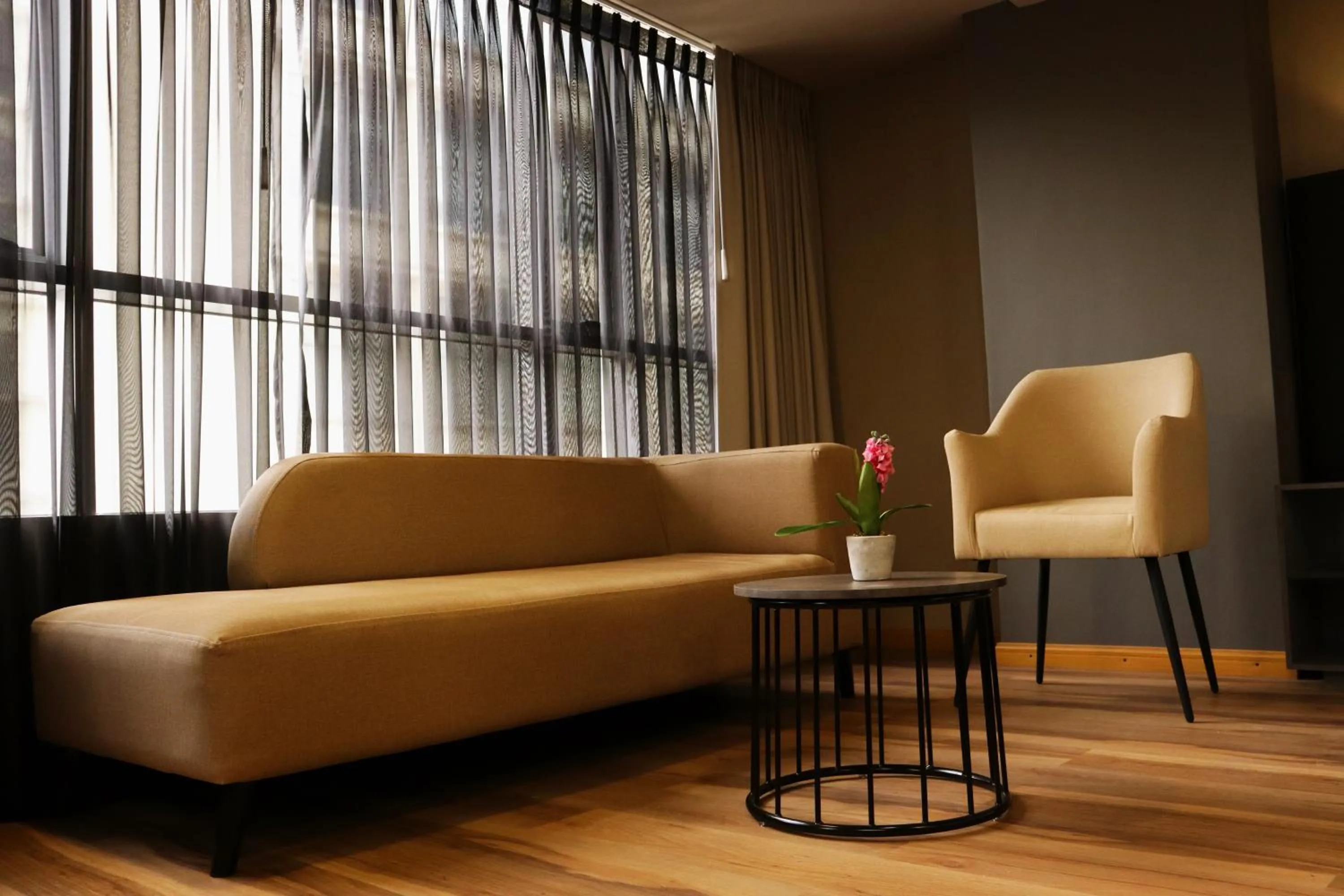 Living room in Giluxe Hotel