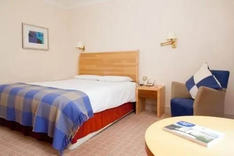 Photo of the whole room, Bed in Roebuck Inn