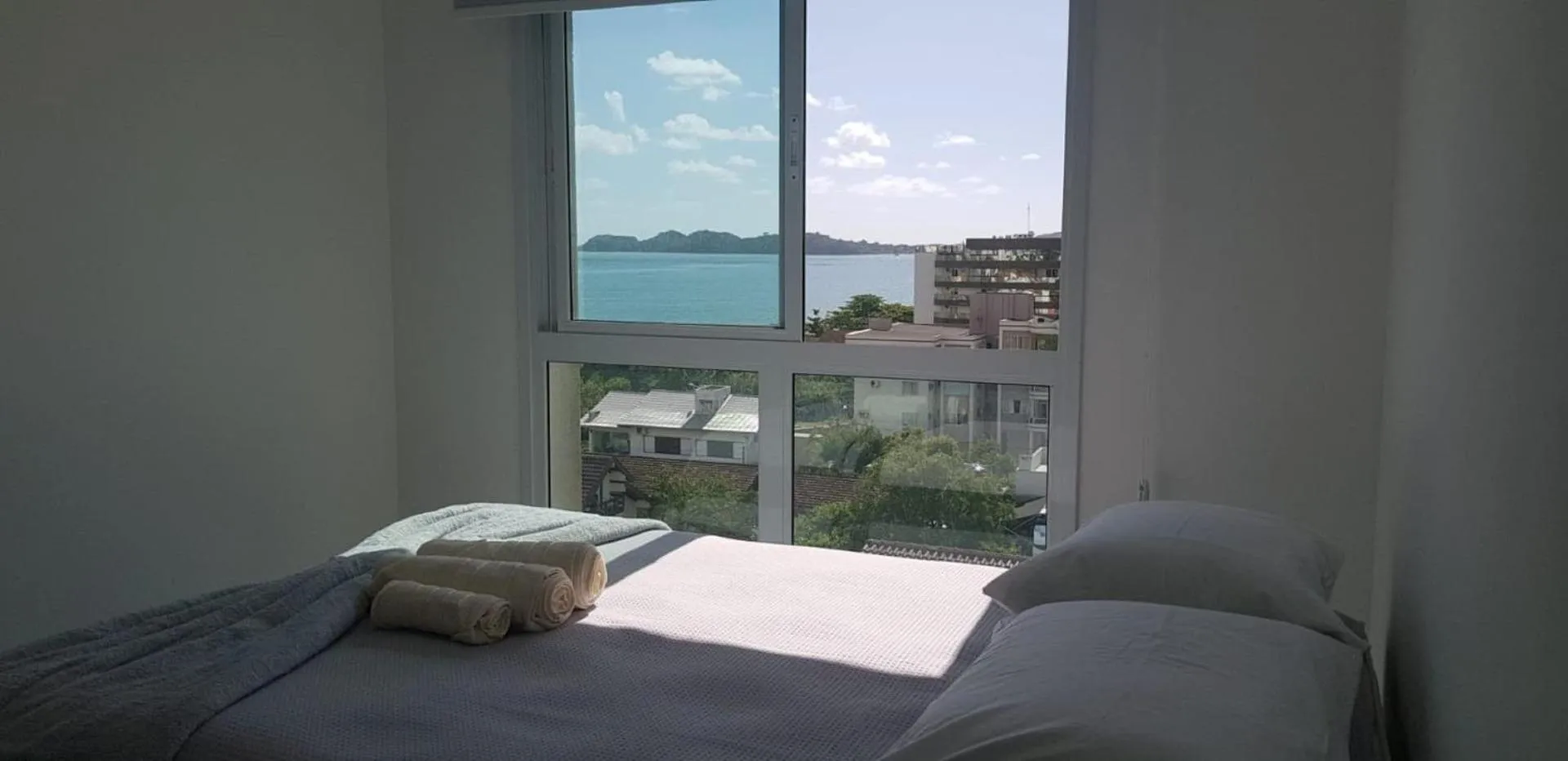 Bedroom, Bed in Velutti Prime View: Frente Mar