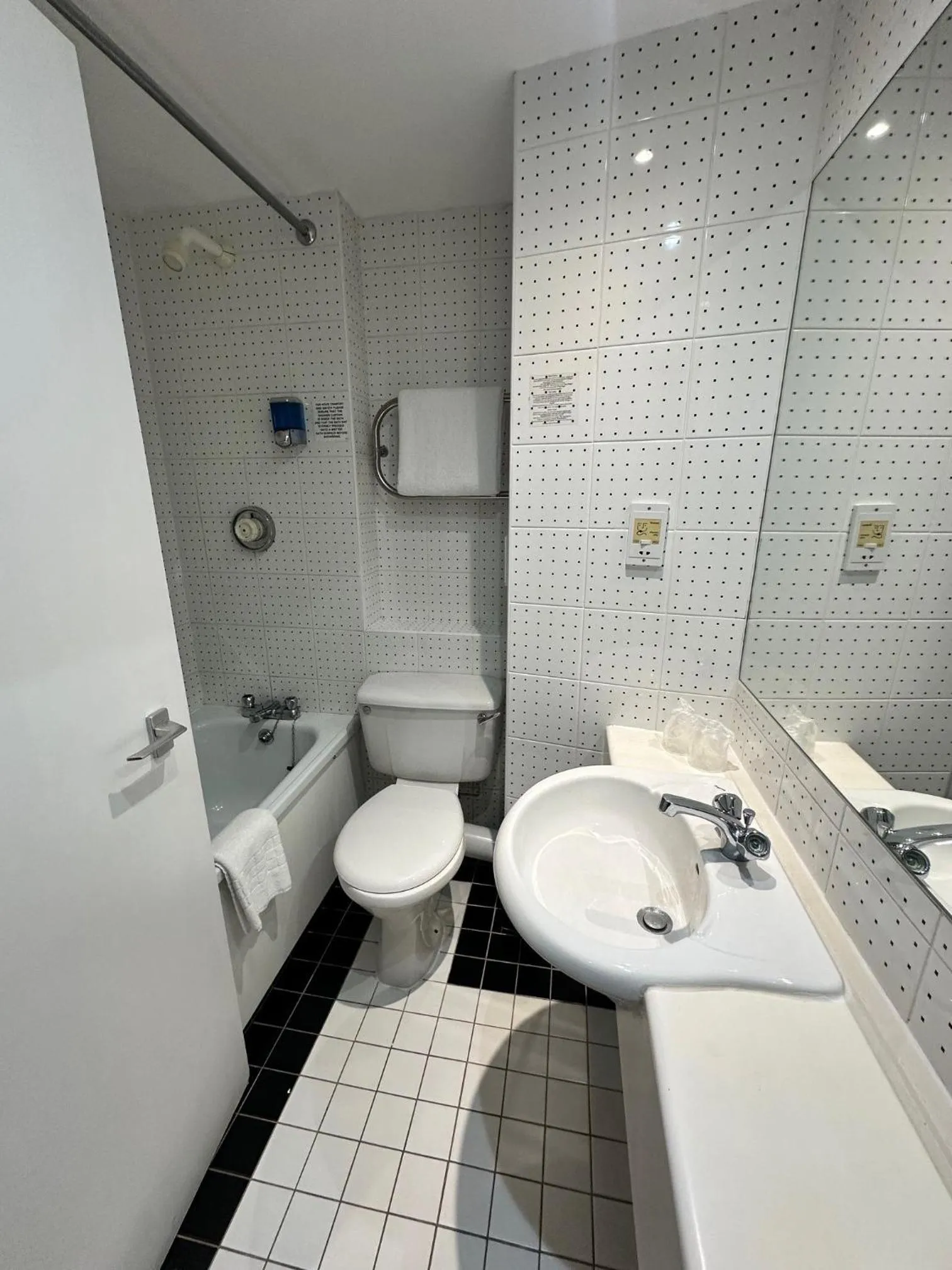 Bathroom in Sporting Lodge Inn Middlesbrough