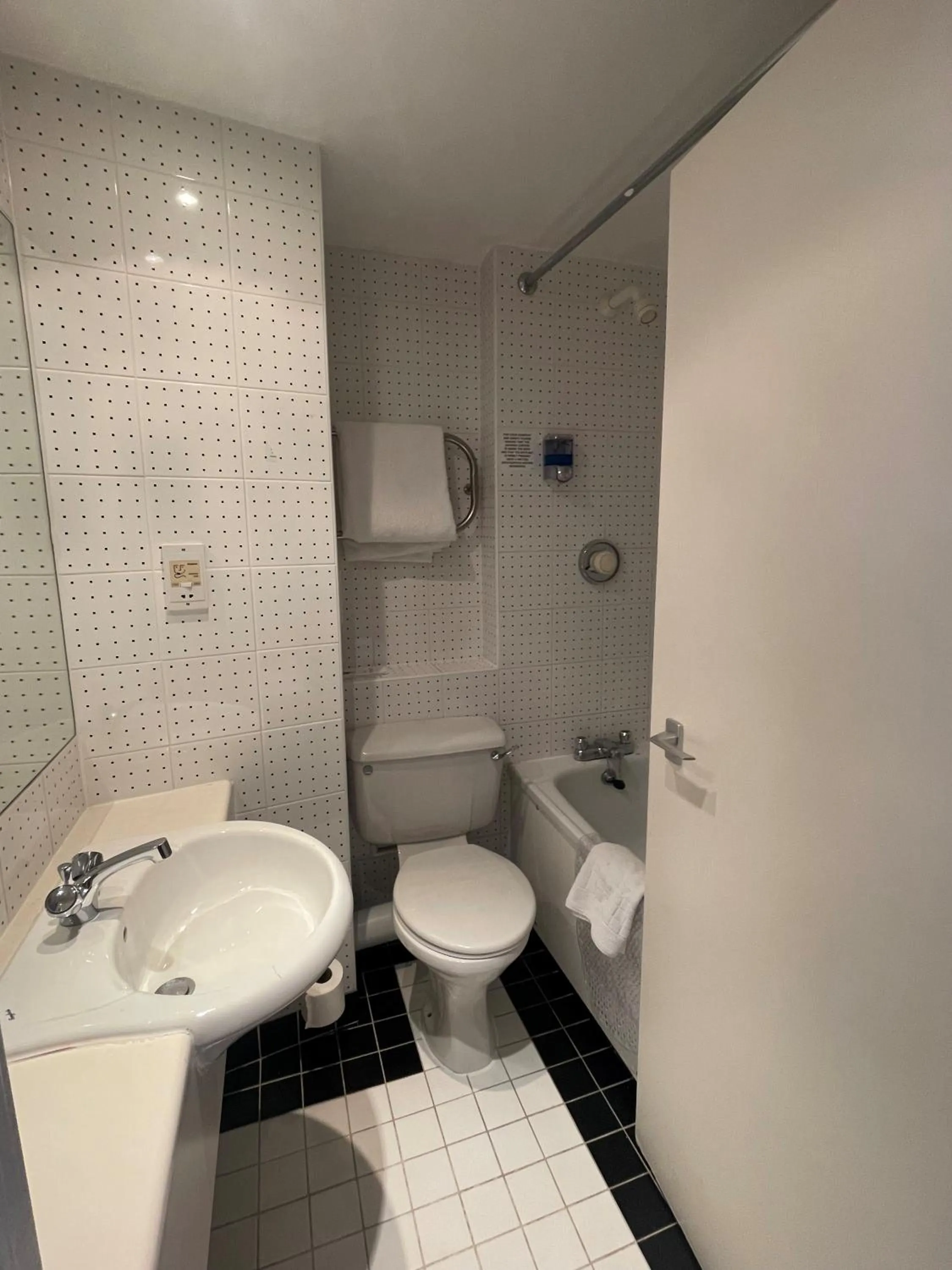 Bathroom in Sporting Lodge Inn Middlesbrough