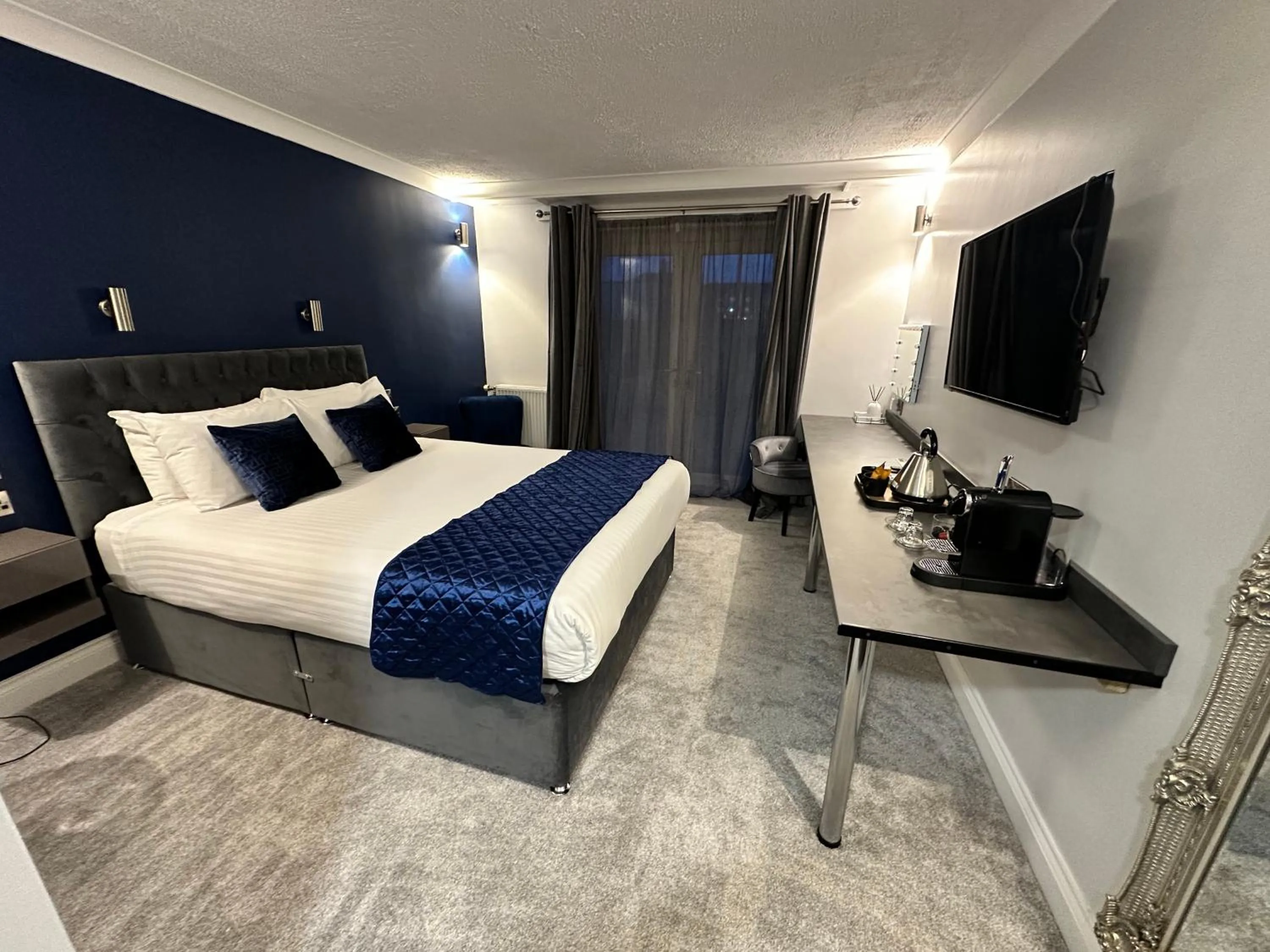 Photo of the whole room, Bed in Sporting Lodge Inn Middlesbrough