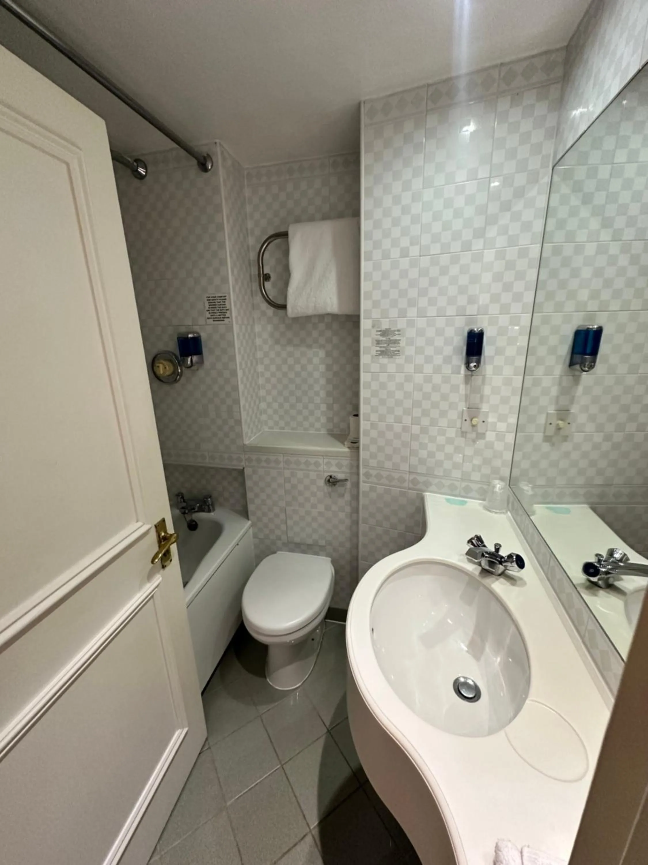 Bathroom in Sporting Lodge Inn Middlesbrough