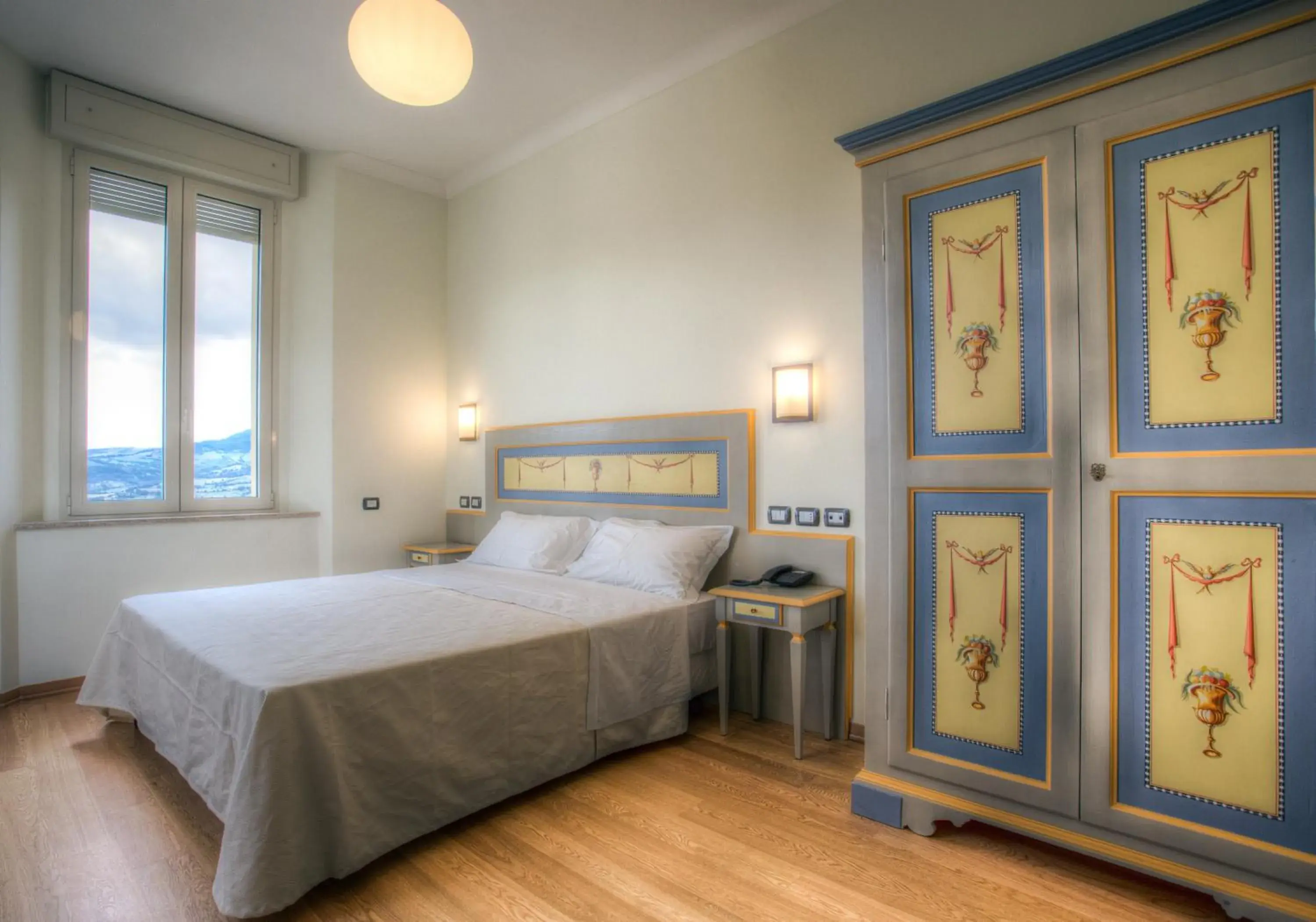 Comfort Single Room in Hotel Il Duca Del Montefeltro Comfort Single Room in Hotel Il Duca Del Montefeltro