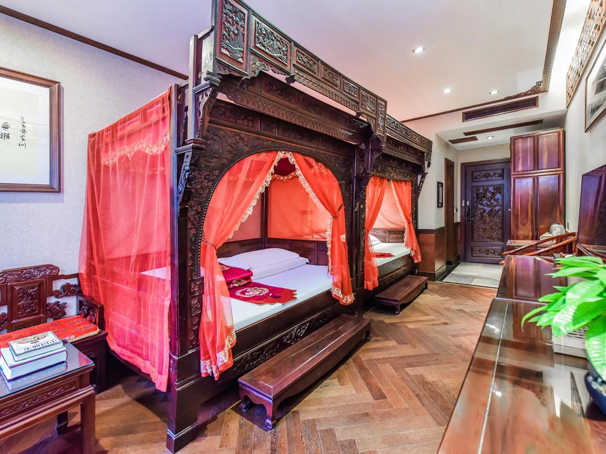 Photo of the whole room, Bed in ChengDu Wuhou Temple Han Dynasty Hotel