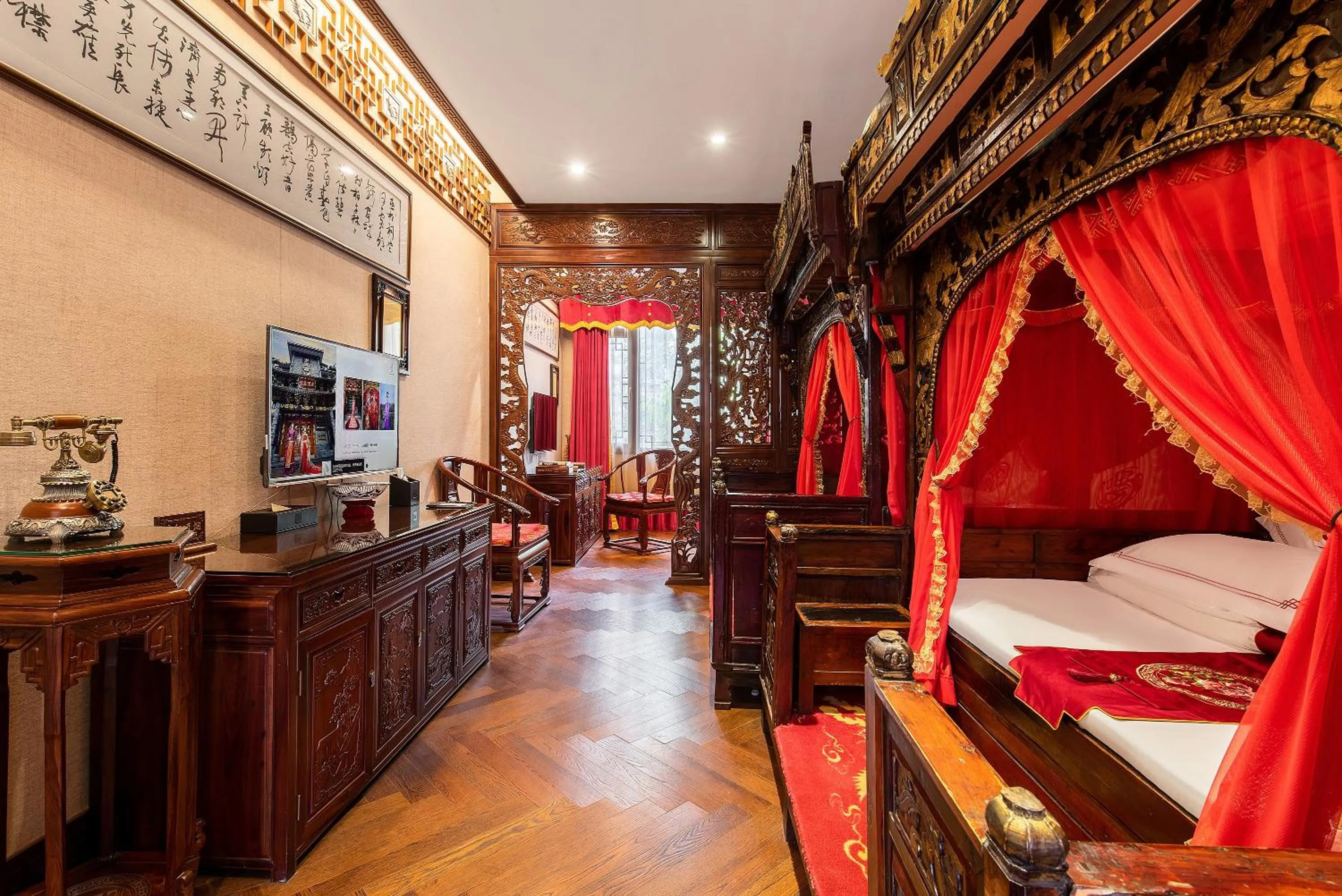Photo of the whole room, Bed in ChengDu Wuhou Temple Han Dynasty Hotel