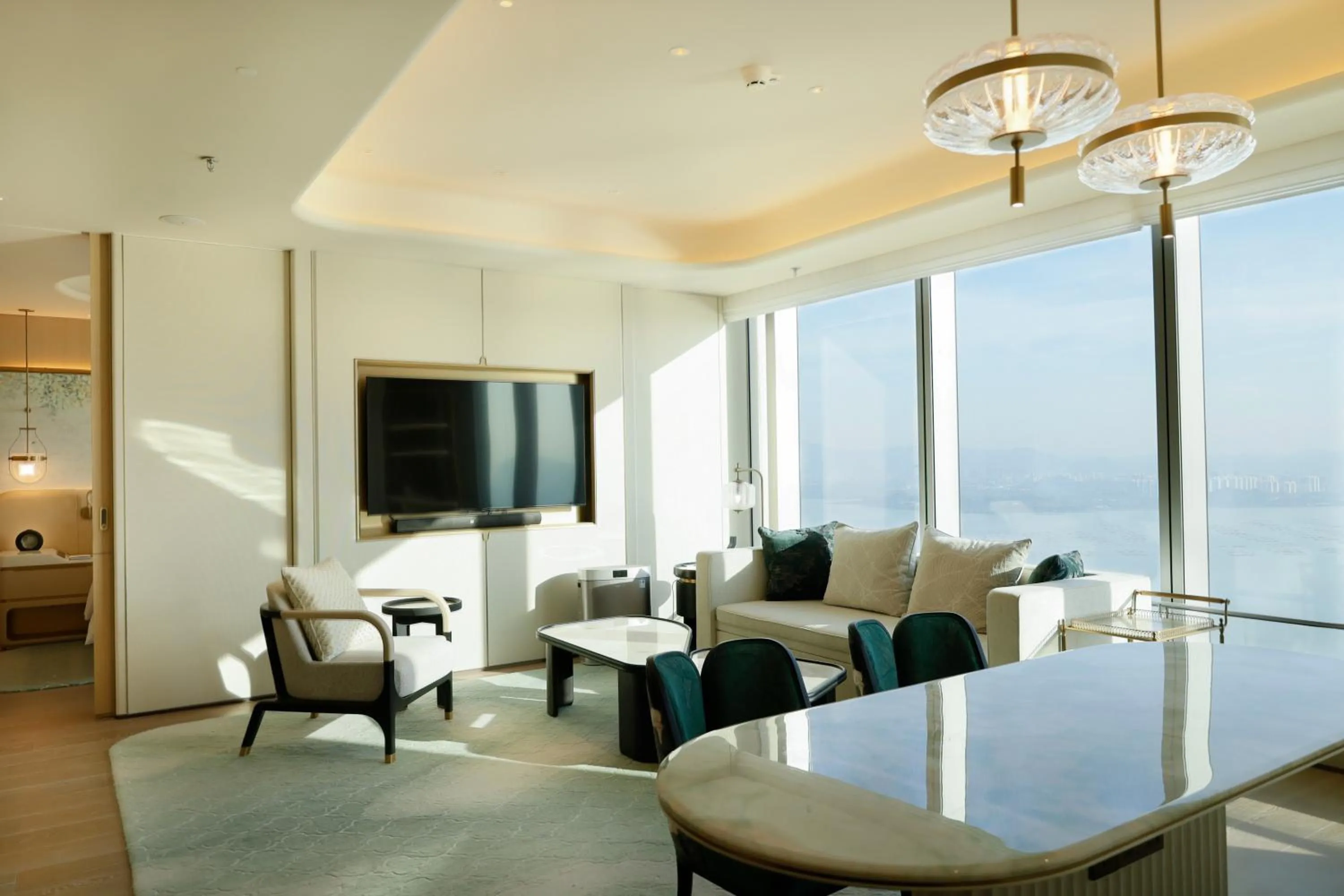 Executive Bay View Suite (Enjoy Horizon Club Executive Benefits & Mini-bar) in Shangri-La Nanshan, Shenzhen, Stay for 2 consecutive nights and enjoy breakfast