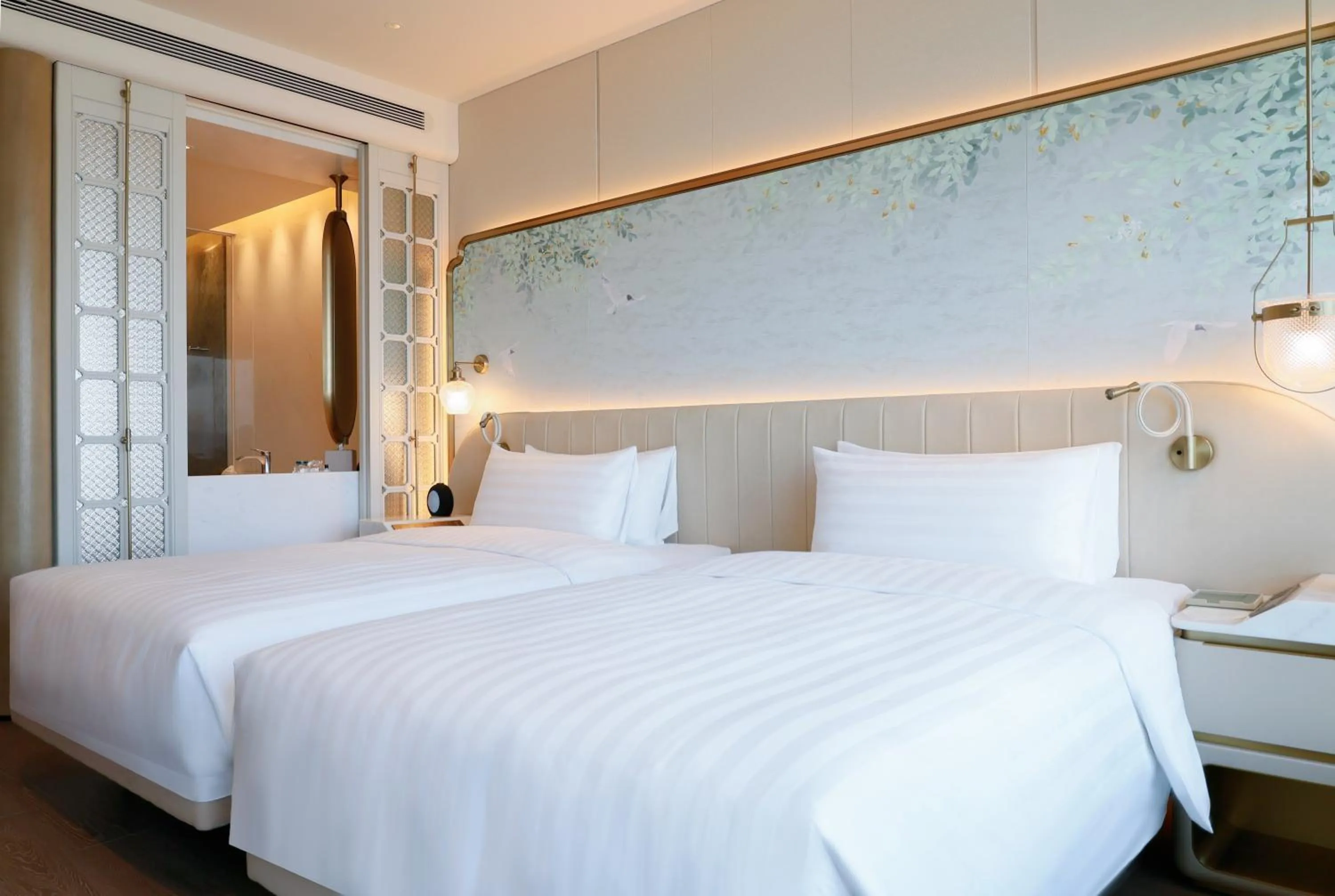 Horizon Bay View Twin Room (Enjoy Horizon Club Executive Benefits & Mini-bar) in Shangri-La Nanshan, Shenzhen, Stay for 2 consecutive nights and enjoy breakfast