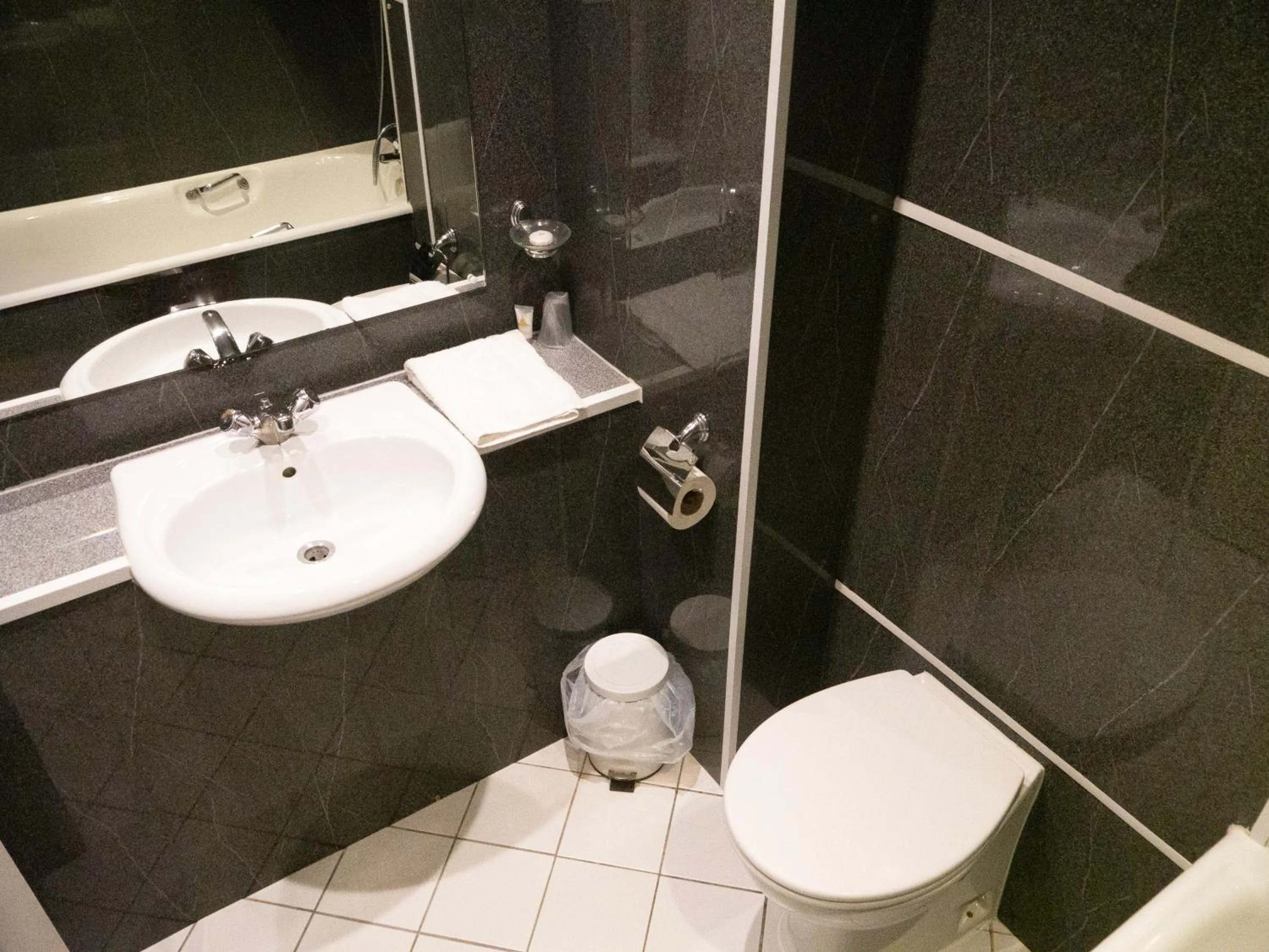 Bathroom in Britannia Hotel Newcastle Airport