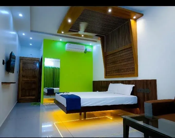 Queen Room with Balcony in Ocean Queen Palace Poovar Queen Room with Balcony in Ocean Queen Palace Poovar