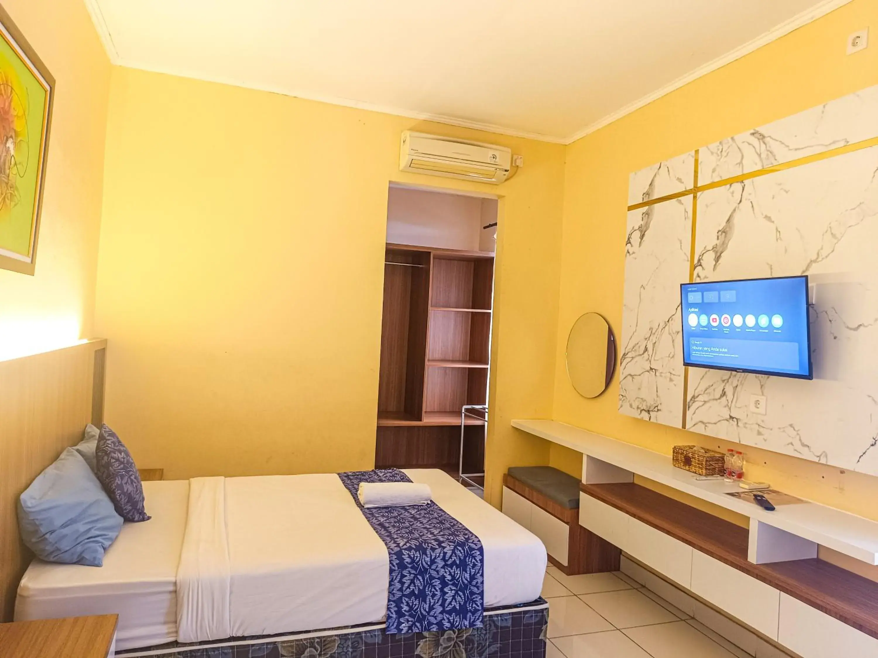 Deluxe Double Room in Miraa Guest House & Resto Deluxe Double Room in Miraa Guest House & Resto