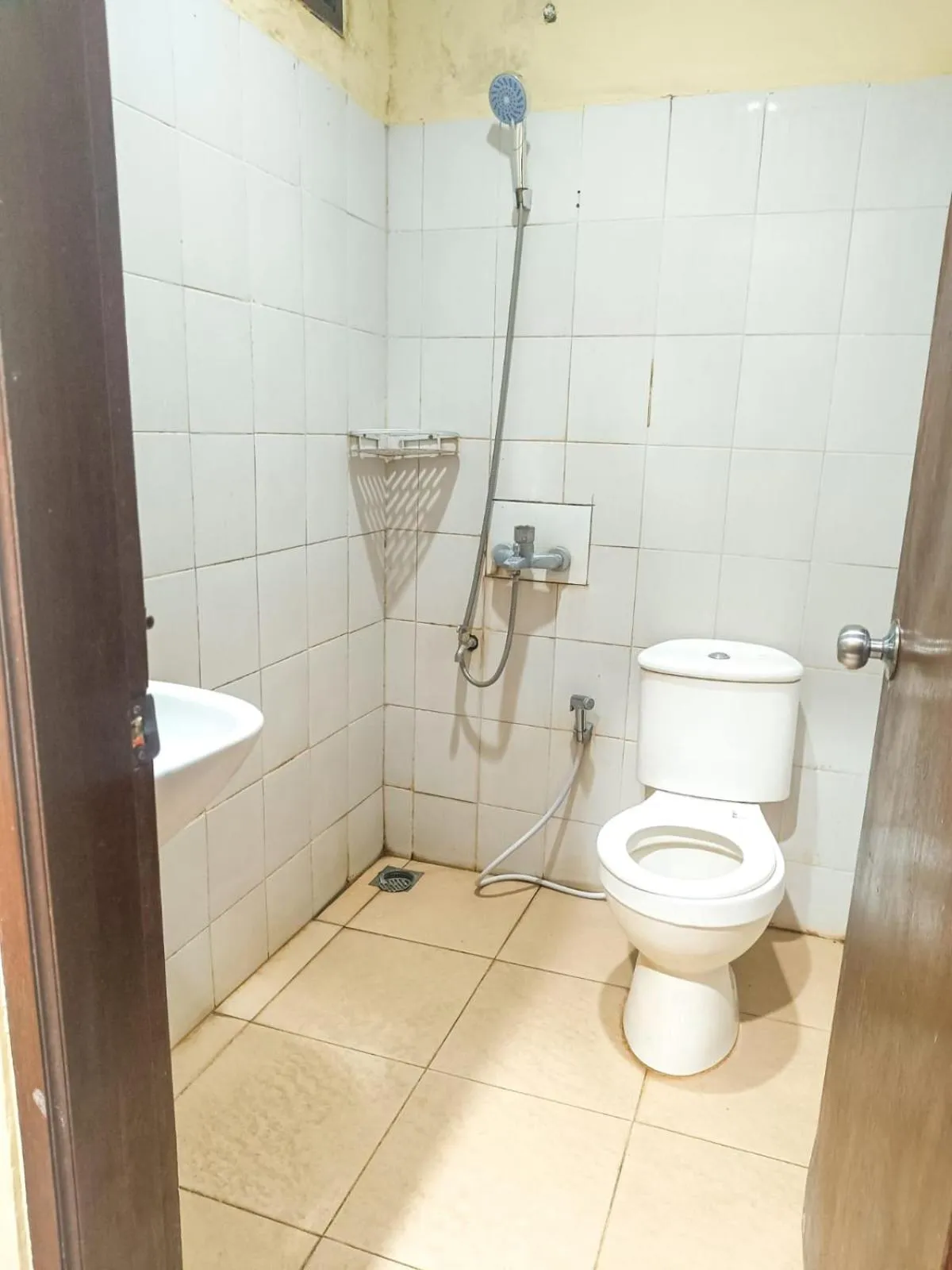 Bathroom in Miraa Guest House & Resto