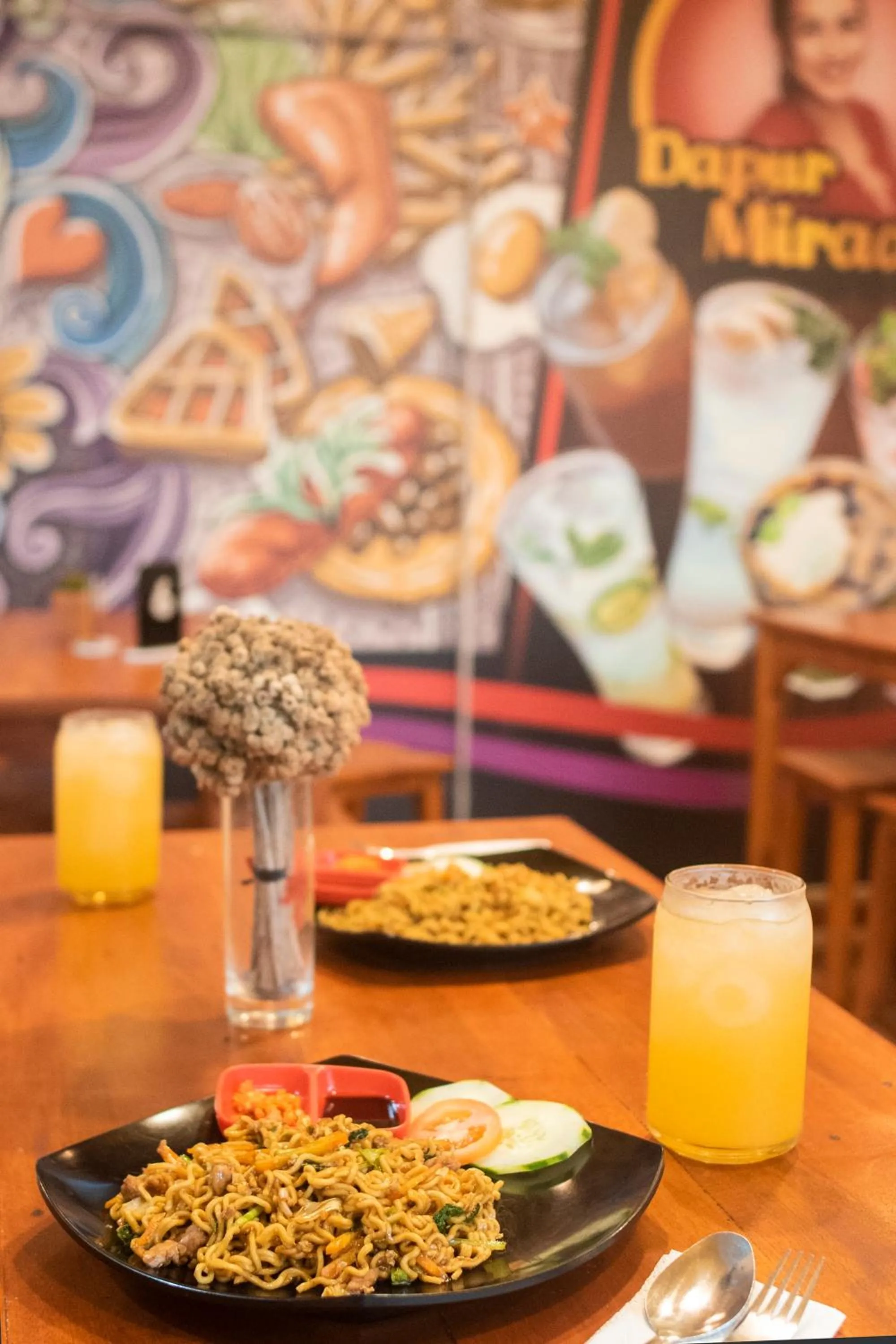 Restaurant/places to eat in Miraa Guest House & Resto