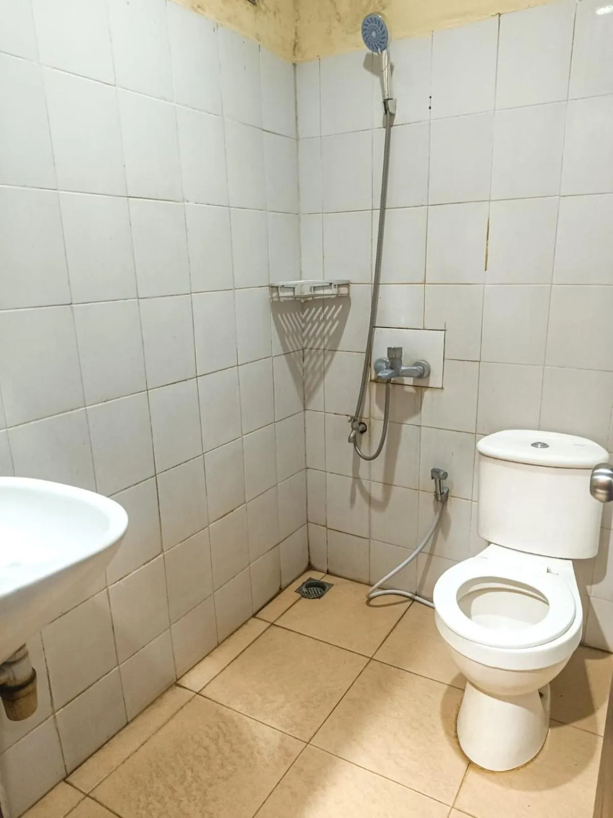 Bathroom in Miraa Guest House & Resto