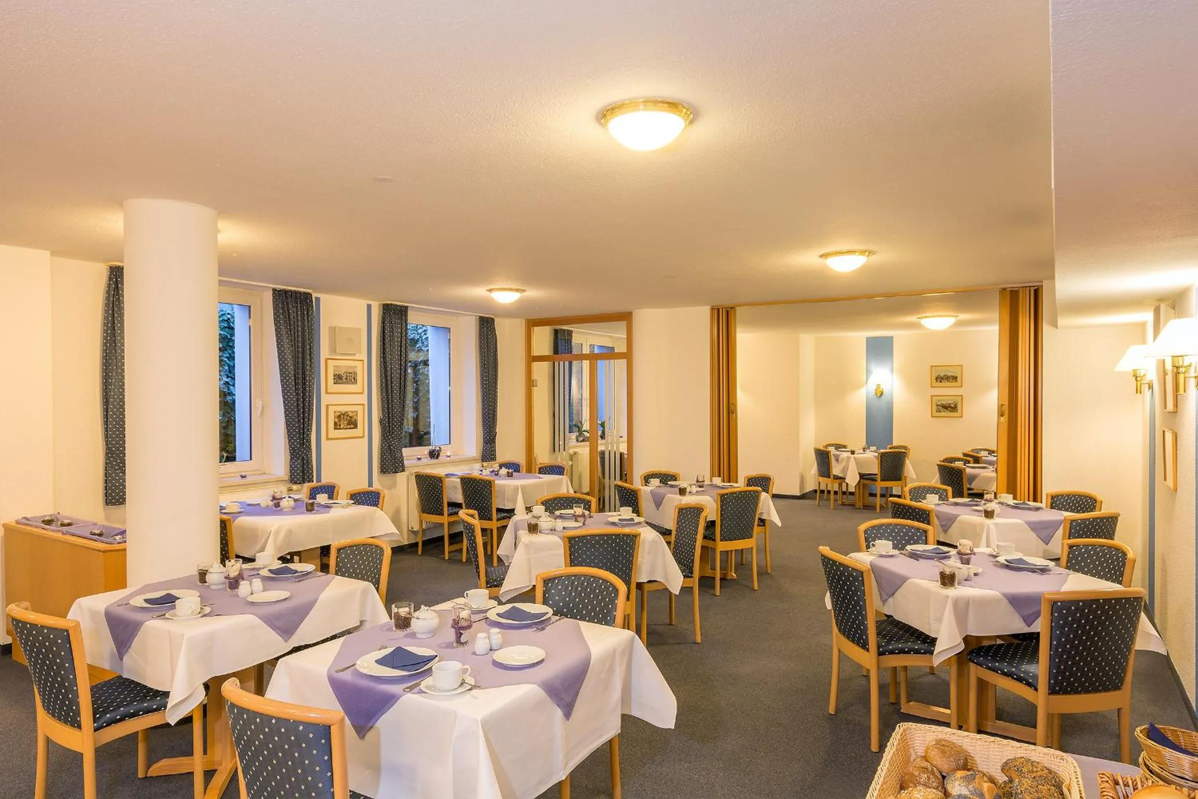 Restaurant/places to eat in Villa Osada