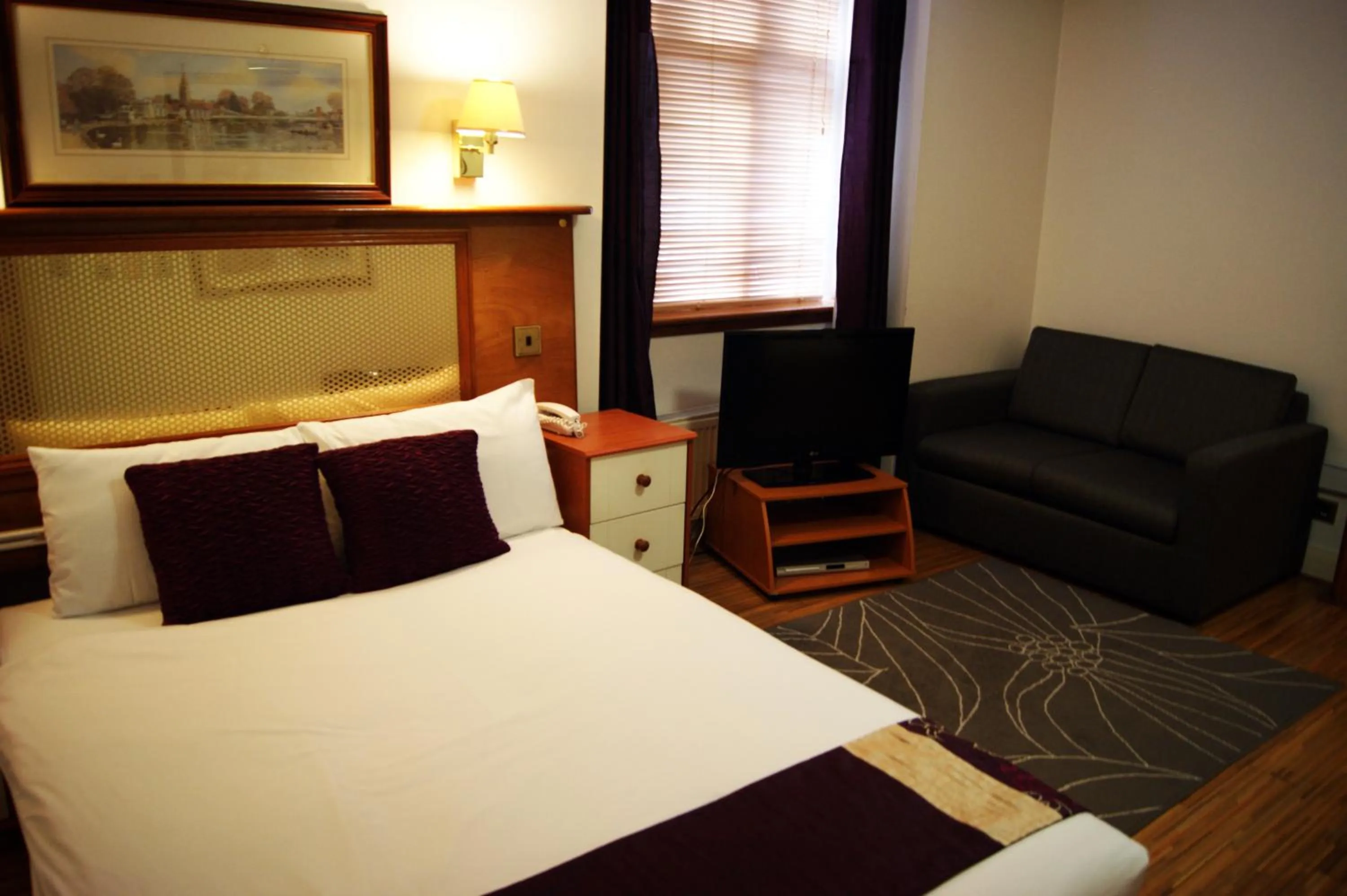 Bed in Abbey Court Hotel - Hyde Park